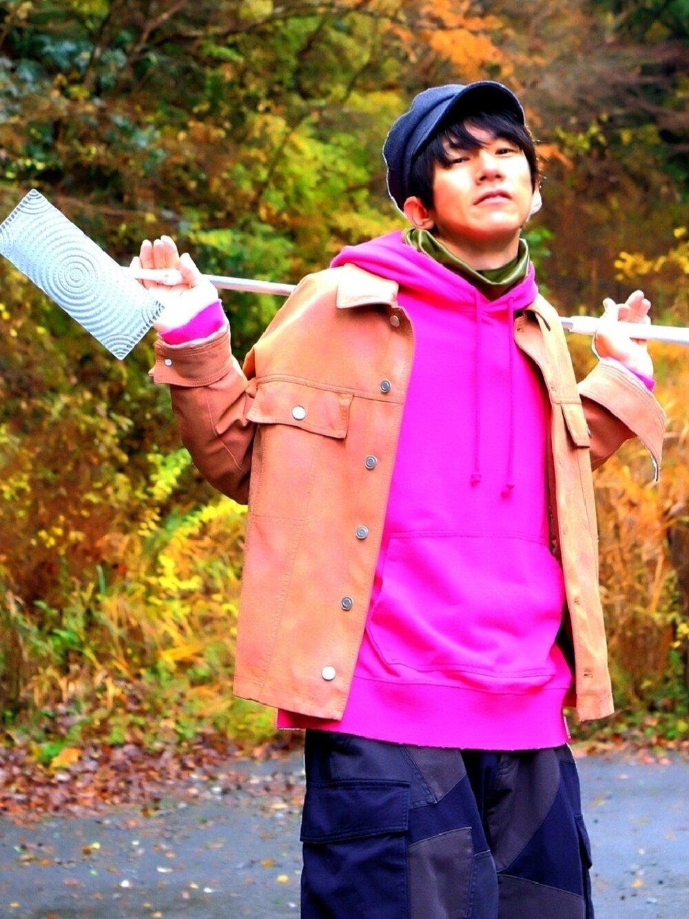 オレンジ系のブルゾン、ピンク系のパーカー、ブラック系のカーゴパンツを着用したメンズの冬コーディネートの4枚目の写真