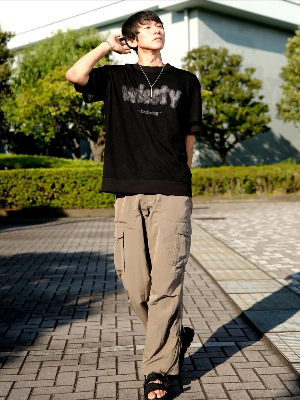 ブラック系のTシャツ/カットソー、ブラウン系のバッグ、ベージュ系のその他パンツを着用したメンズの秋コーディネートの5枚目の写真