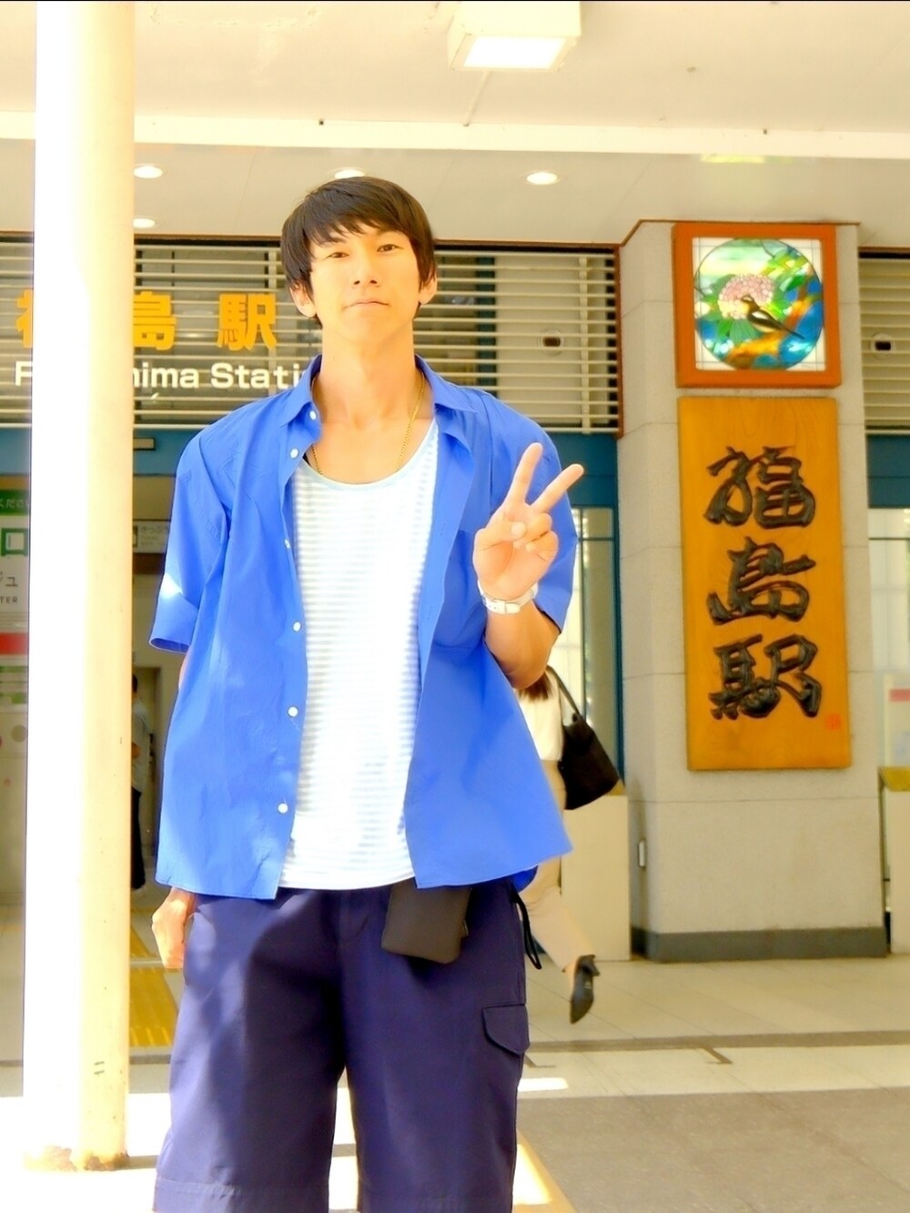 その他のタンクトップ、ブルー系のカーゴパンツ、ブラック系のサンダルを着用したメンズの夏コーディネートの2枚目の写真