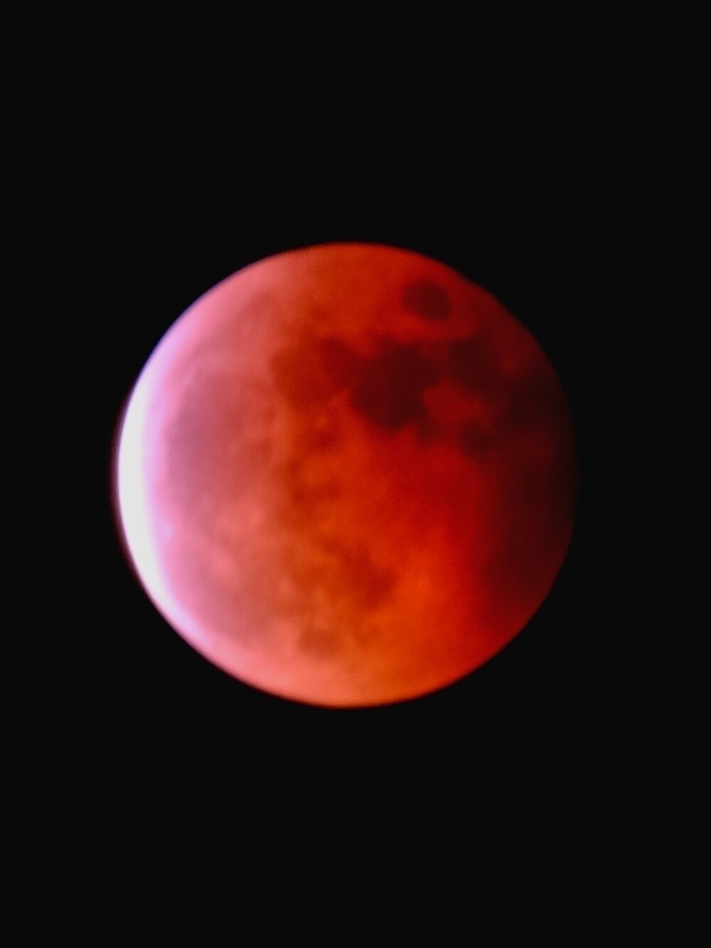 ブラウン系のシャツ/ブラウス、グレー系のスウェット、ブルー系のデニムパンツを着用したメンズの秋コーディネートの2枚目の写真