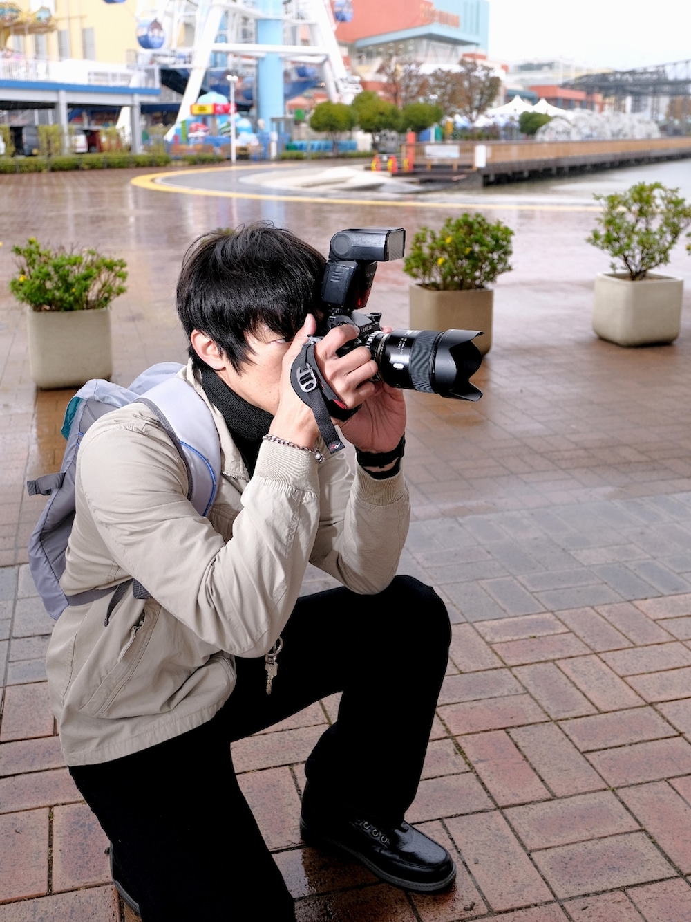 「カメラフェス2022、カメラ男子、コスプレ、タートルネック、レイヤードスタイル、フレアパンツ、フレアデニム、ネックレス、リュック、ブーツ、休日スタイル、スウィーツ同盟会、相互フォロー、おしゃれさんと繋がりたい、いいね、save、フォローお願いします🤑」|「ZARA ORIGINSのアイテム(ブルゾン、ベージュ系)」を使った、ドラエモさん(メンズ・182cm)の秋コーディネートの2枚目の写真