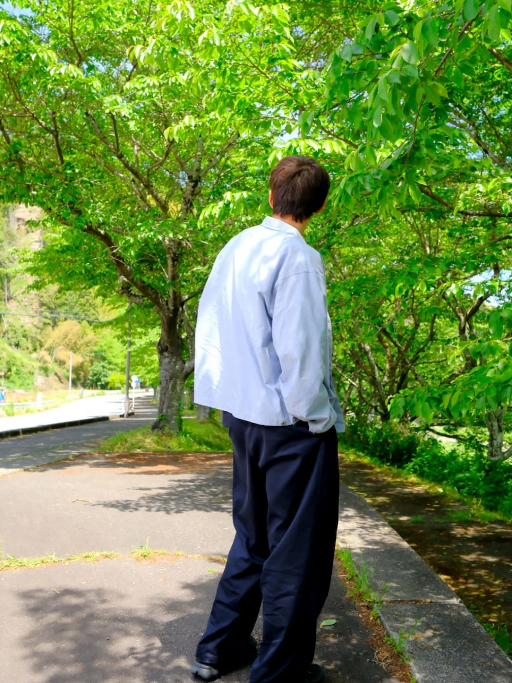 ブルー系のシャツ/ブラウス、ブルー系のTシャツ/カットソー、ブルー系のスラックスを着用したメンズの春コーディネートの3枚目の写真