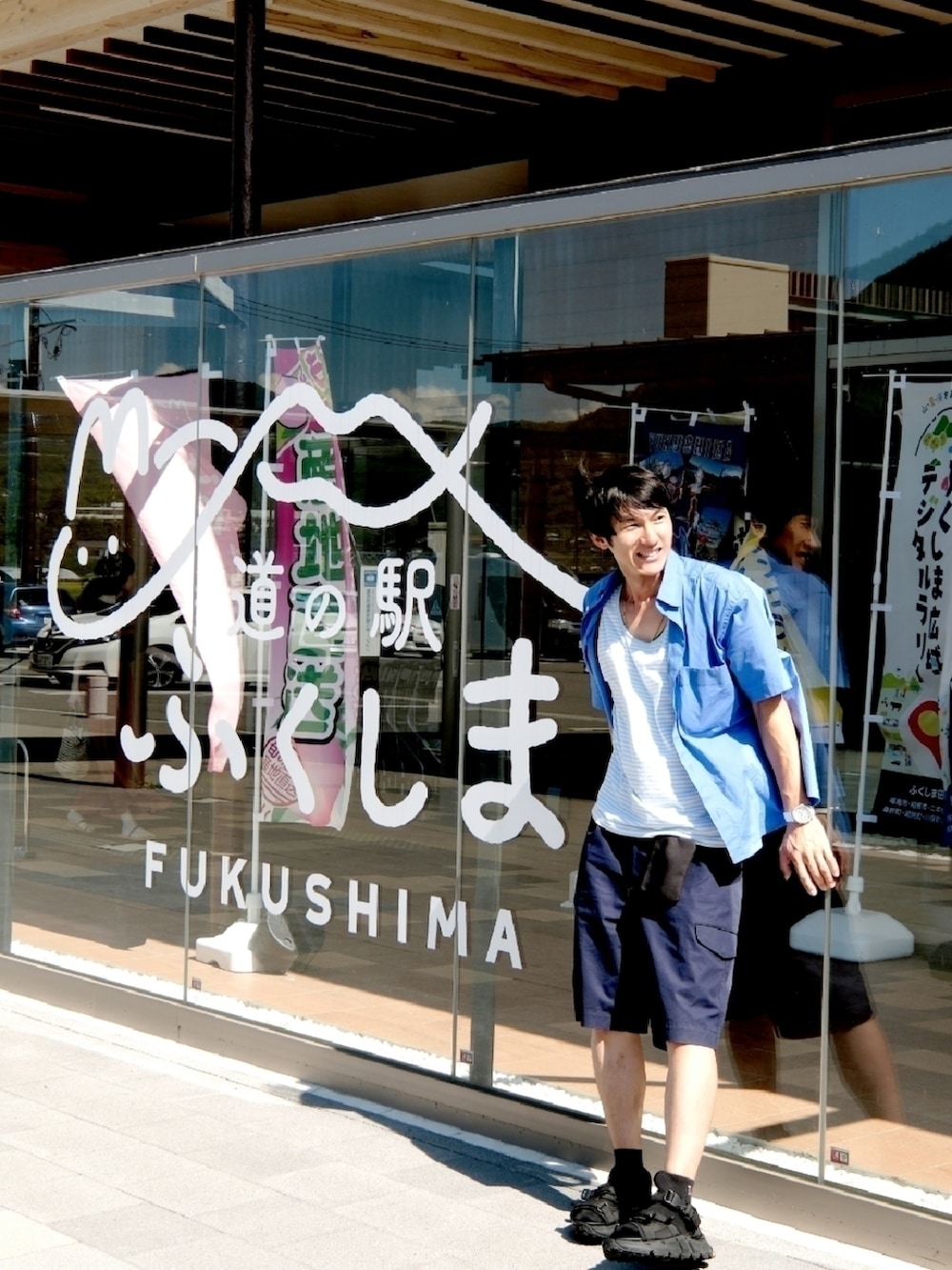 その他のタンクトップ、ブルー系のカーゴパンツ、ブラック系のサンダルを着用したメンズの夏コーディネートの3枚目の写真