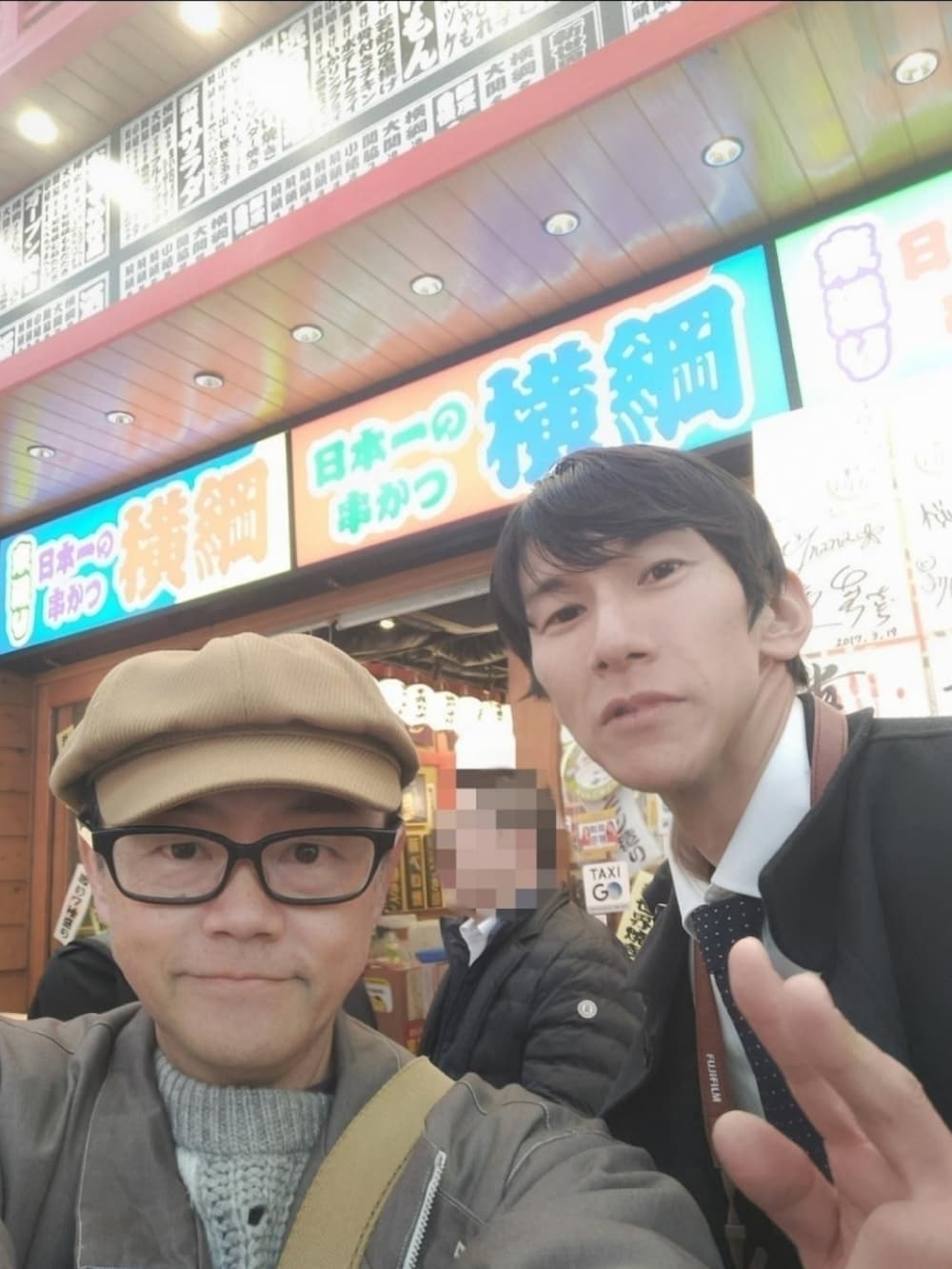 ベージュ系のカーゴパンツ、ベージュ系のキャップ、その他のその他を着用したメンズの冬コーディネートの5枚目の写真