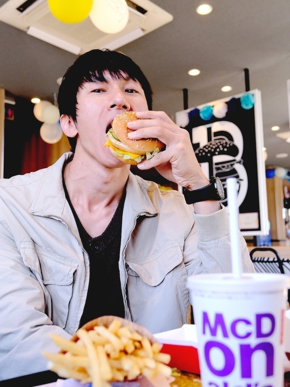 「ビッグマックリレー2022、マクドナルド、カーゴパンツ、ワイドパンツ、カーディガン、紫、パープル、ブルゾン、カジュアルコーデ、ワークジャケット、休日スタイル、スウィーツ同盟会、相互フォロー、おしゃれさんと繋がりたい、いいね、save、フォローお願いします🤑」｜「ZARA ORIGINSのアイテム（ブルゾン、ベージュ系）」を使った、ドラエモさん（メンズ・182cm）の秋コーディネートの4枚目の写真