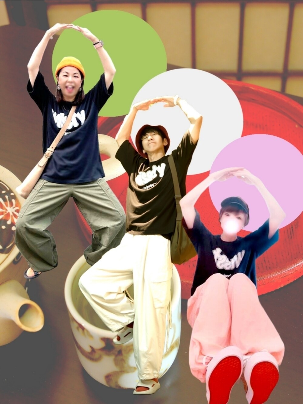 ブラック系のTシャツ/カットソー、ホワイト系のカーゴパンツ、その他のその他を着用したメンズの秋コーディネートの2枚目の写真