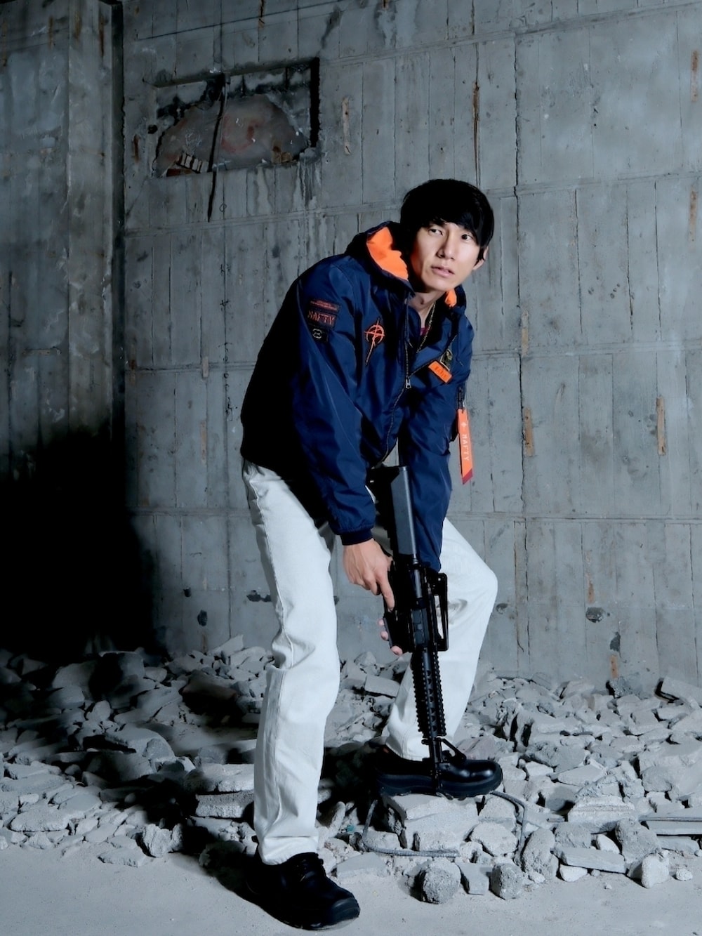 ブルー系のミリタリージャケット、ホワイト系のデニムパンツ、ブラック系のドレスシューズを着用したメンズの秋コーディネートの2枚目の写真