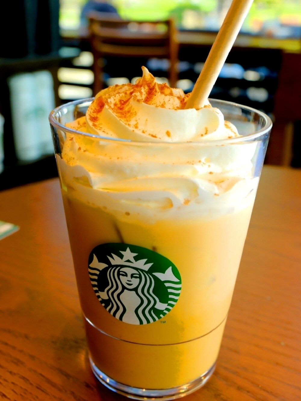 ベージュ系のデニムジャケット、グリーン系のパンツ、ホワイト系のシャツ/ブラウスを着用したメンズの秋コーディネートの2枚目の写真