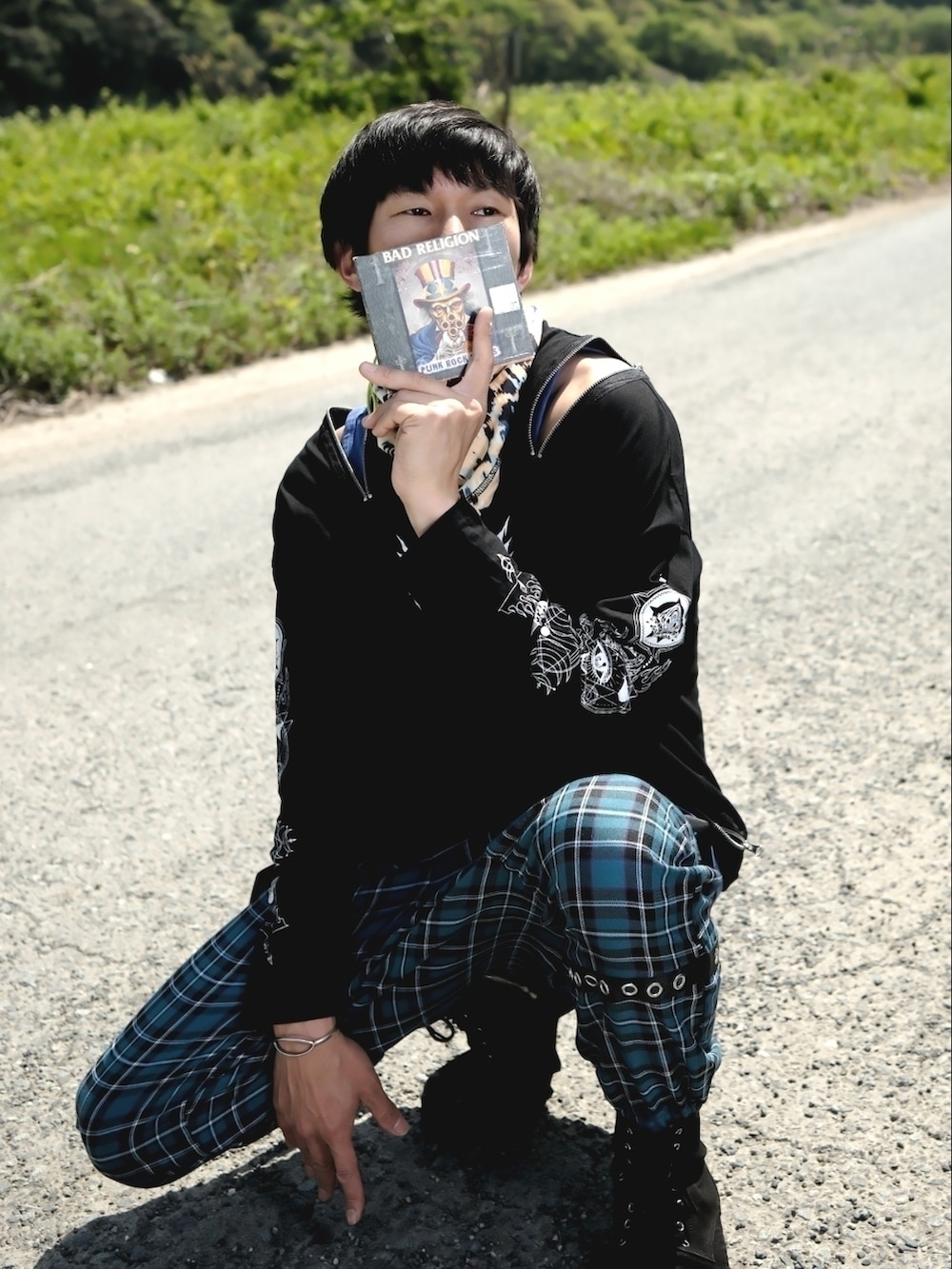 グリーン系のその他パンツ、ブラック系のTシャツ/カットソー、ブラック系のブーツを着用したメンズの春コーディネートの2枚目の写真