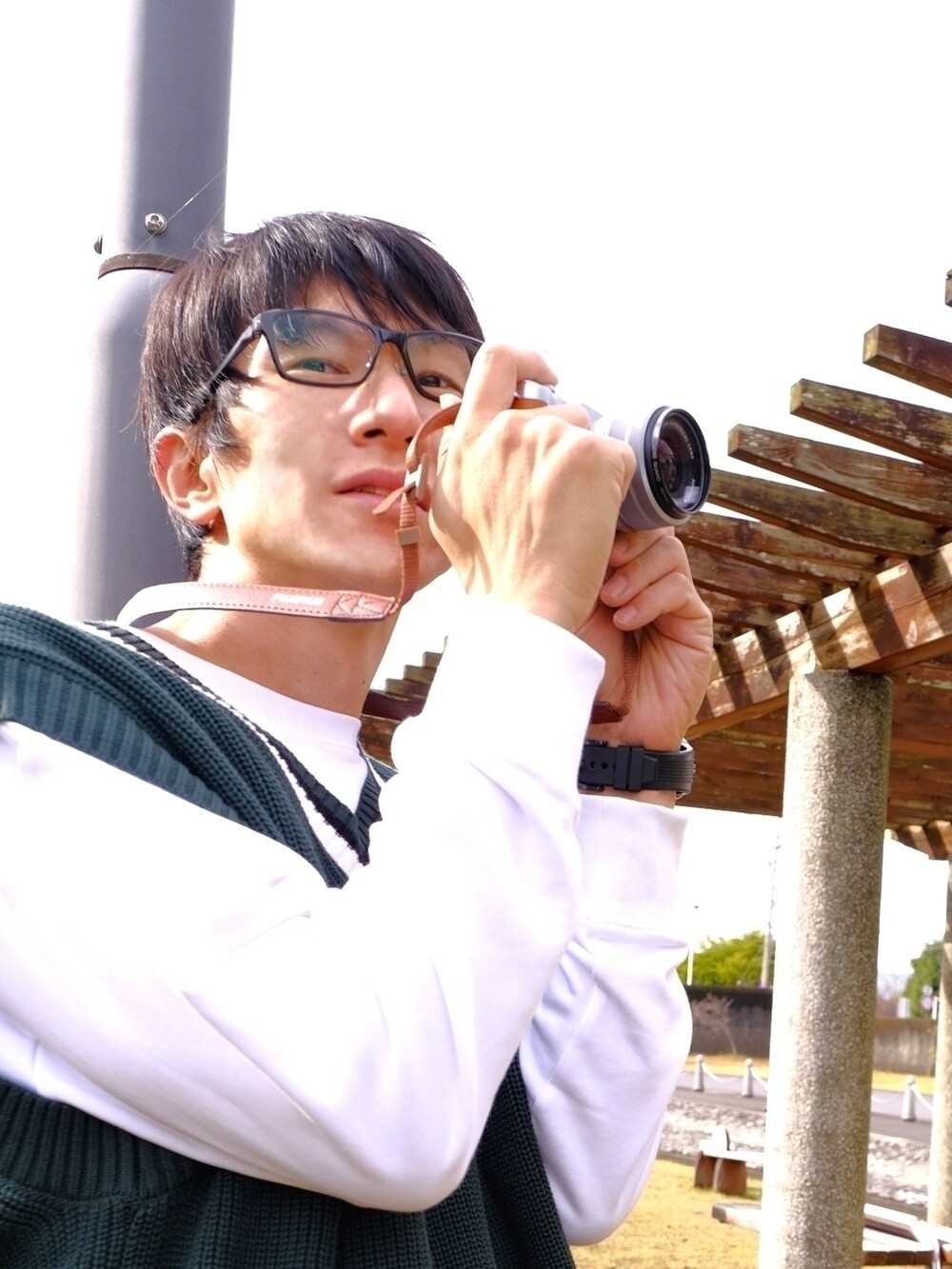 ホワイト系のTシャツ/カットソー、グリーン系のベスト、ブラック系のドレスシューズを着用したメンズの秋コーディネートの2枚目の写真