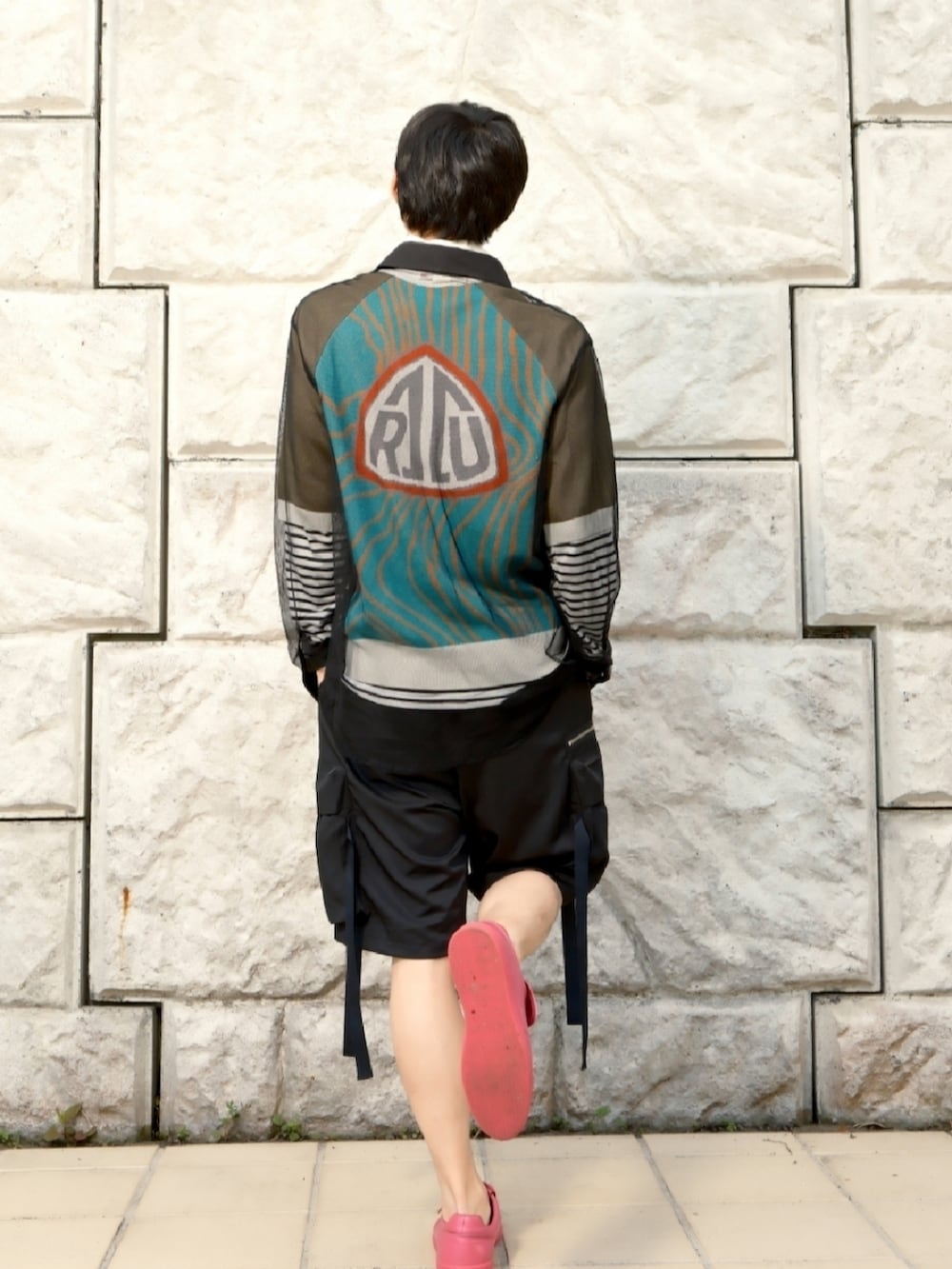 グリーン系のTシャツ/カットソー、ブラック系のその他パンツ、ホワイト系のTシャツ/カットソーを着用したメンズの春コーディネートの2枚目の写真