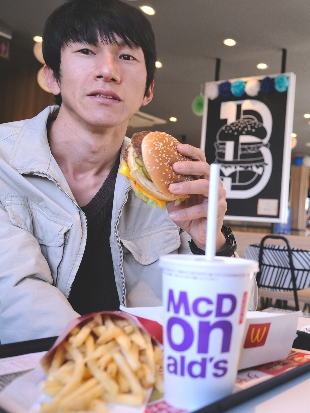 「ビッグマックリレー2022、マクドナルド、カーゴパンツ、ワイドパンツ、カーディガン、紫、パープル、ブルゾン、カジュアルコーデ、ワークジャケット、休日スタイル、スウィーツ同盟会、相互フォロー、おしゃれさんと繋がりたい、いいね、save、フォローお願いします🤑」｜「ZARA ORIGINSのアイテム（ブルゾン、ベージュ系）」を使った、ドラエモさん（メンズ・182cm）の秋コーディネートの3枚目の写真