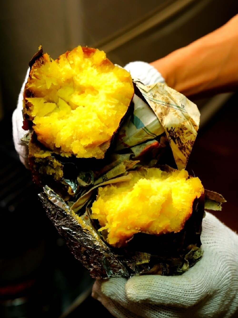 ピンク系のカーゴパンツ、ベージュ系のブーツ、ホワイト系のニット/セーターを着用したメンズの冬コーディネートの5枚目の写真