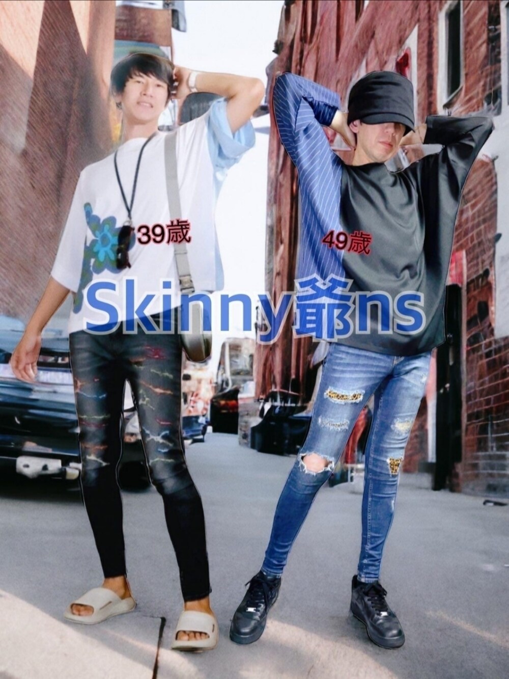 ブラック系のデニムパンツ、ブラック系のブーツ、ブルー系のニット/セーターを着用したメンズの秋コーディネートの2枚目の写真