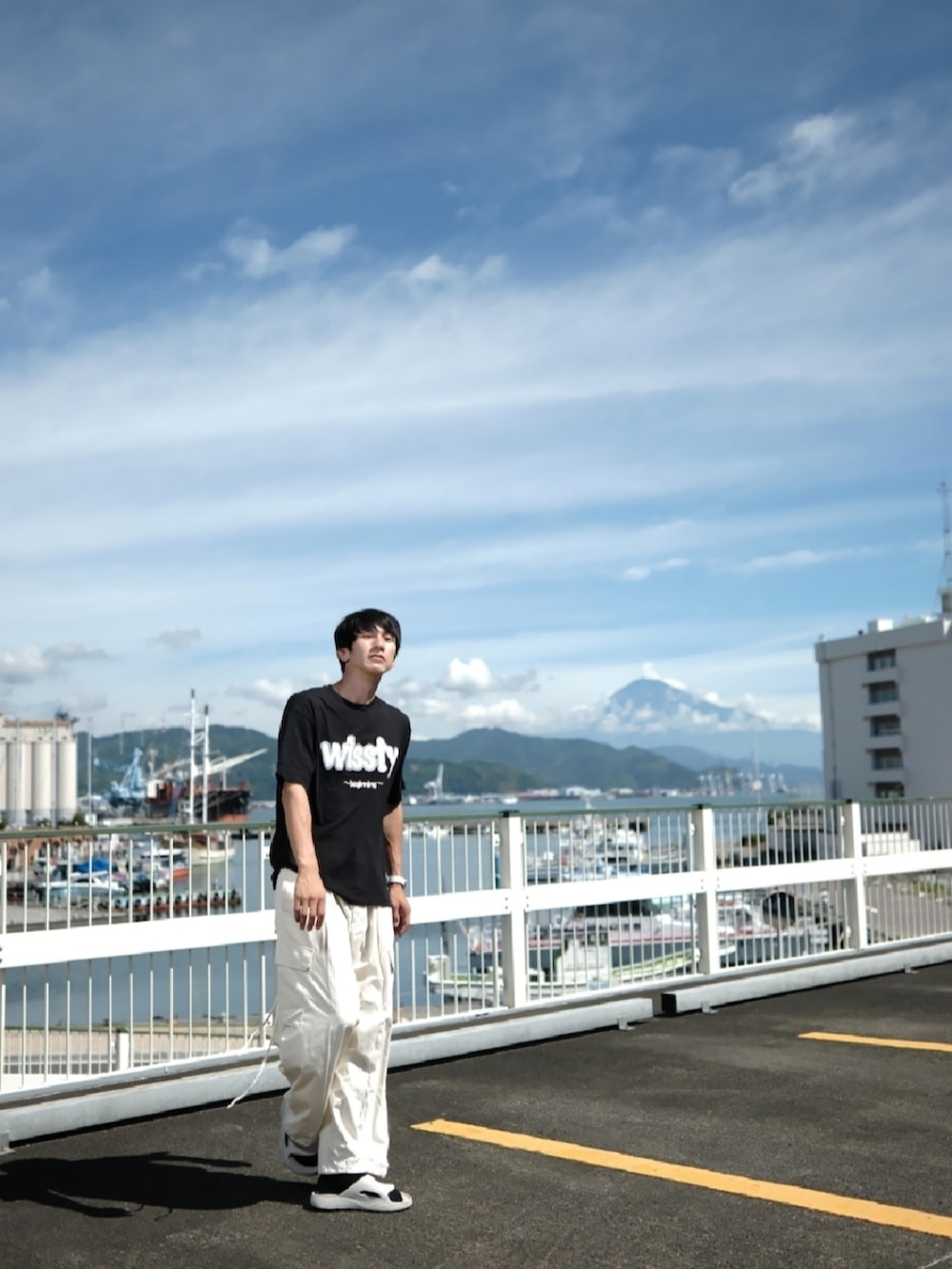 ブラック系のTシャツ/カットソー、ホワイト系のカーゴパンツ、その他のその他を着用したメンズの秋コーディネートの3枚目の写真