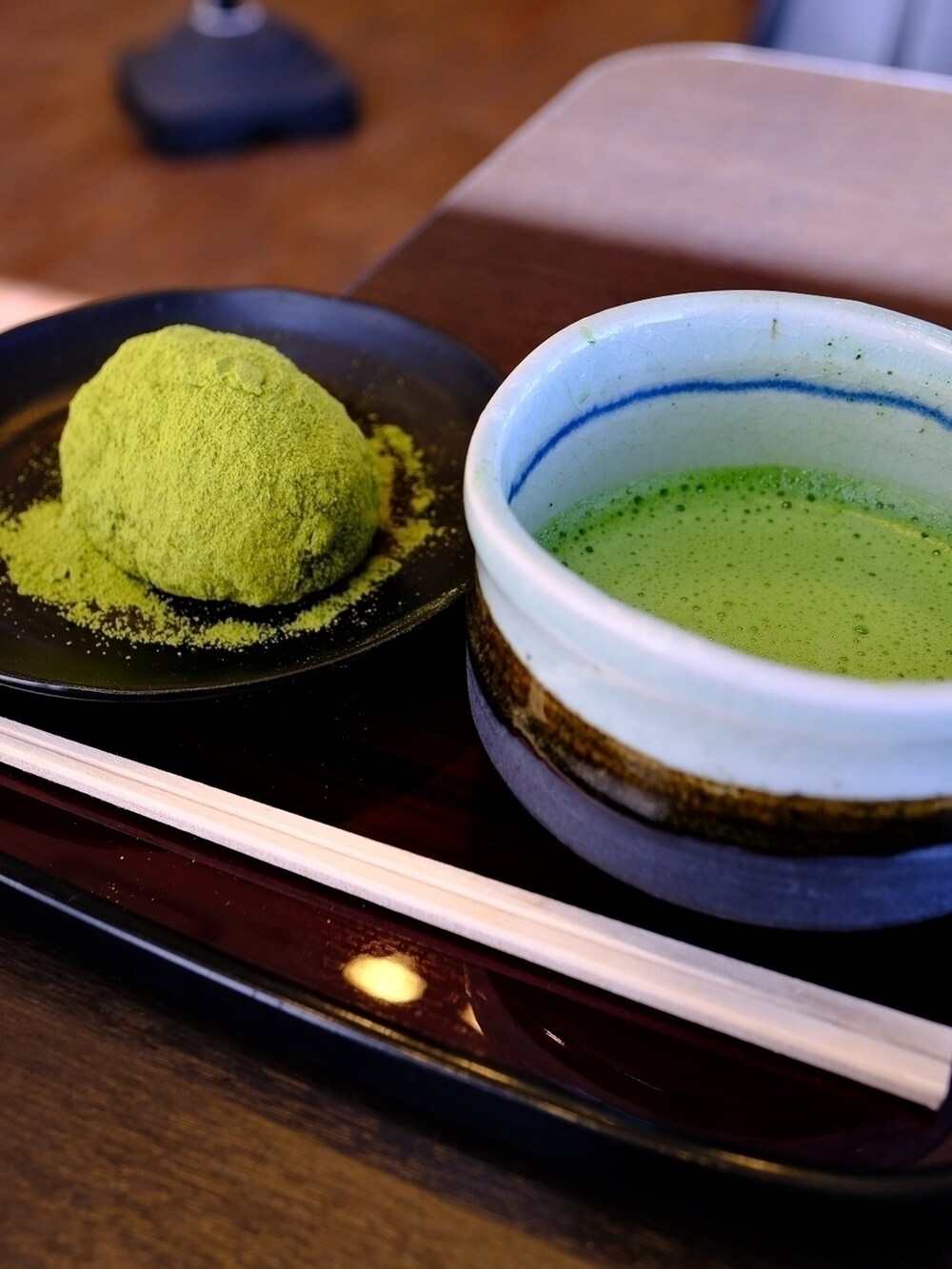 レッド系のその他パンツ、ブルー系のジャケット/アウター、ホワイト系のTシャツ/カットソーを着用したメンズの春コーディネートの2枚目の写真