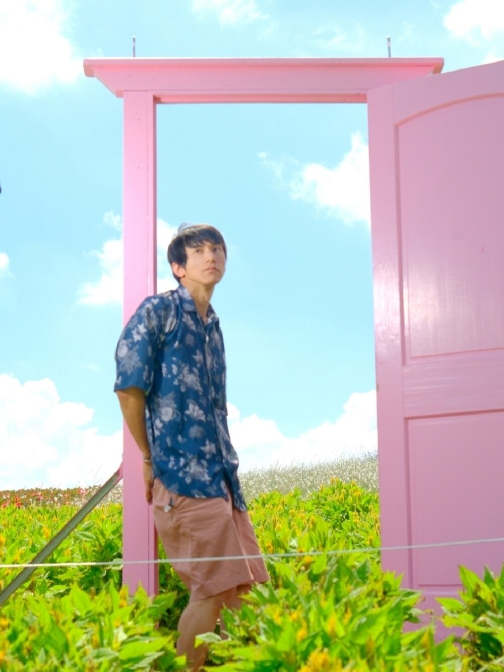 ブルー系のシャツ/ブラウス、ピンク系のその他パンツ、ブラック系のサンダルを着用したメンズの夏コーディネートの3枚目の写真