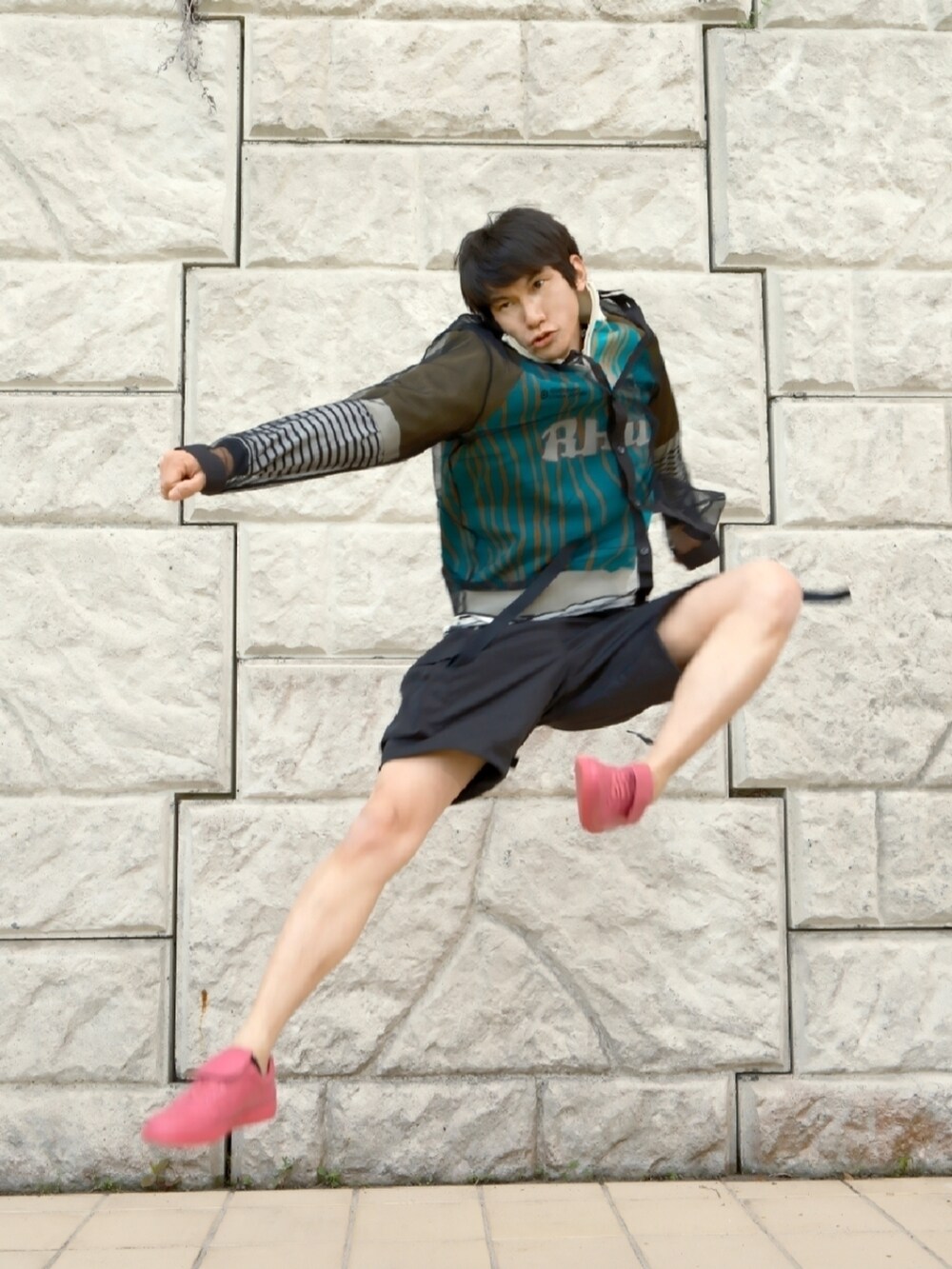 グリーン系のTシャツ/カットソー、ブラック系のその他パンツ、ホワイト系のTシャツ/カットソーを着用したメンズの春コーディネートの3枚目の写真