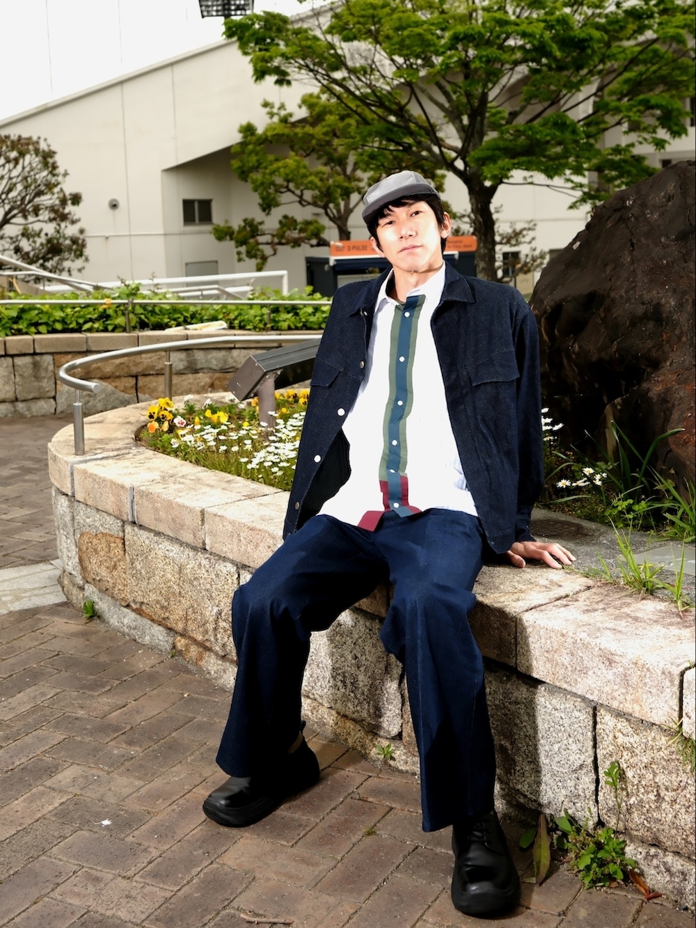 ブルー系のデニムパンツ、ブルー系のデニムジャケット、ホワイト系のシャツ/ブラウスを着用したメンズの春コーディネートの2枚目の写真