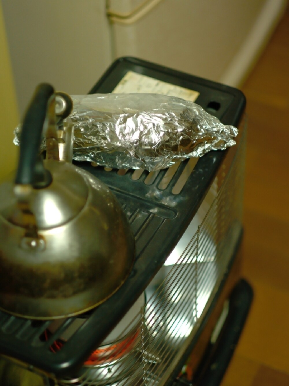 ピンク系のカーゴパンツ、ベージュ系のブーツ、ホワイト系のニット/セーターを着用したメンズの冬コーディネートの4枚目の写真