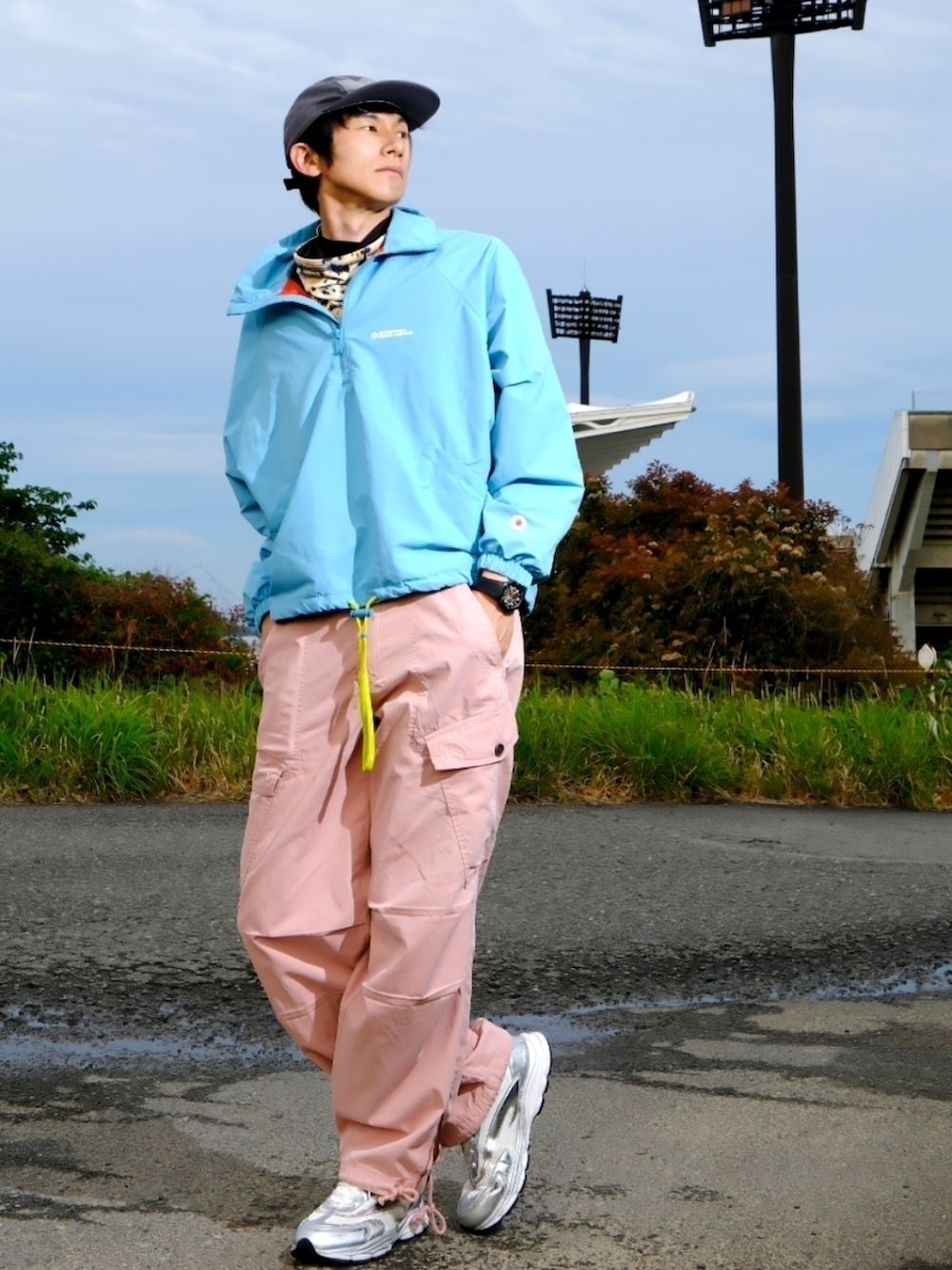 その他のその他トップス、ピンク系のカーゴパンツ、シルバー系のスニーカーを着用したメンズの春コーディネートの2枚目の写真