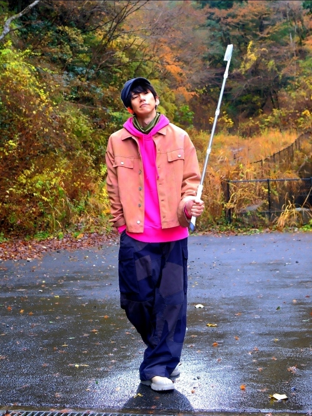 オレンジ系のブルゾン、ピンク系のパーカー、ブラック系のカーゴパンツを着用したメンズの冬コーディネートの3枚目の写真