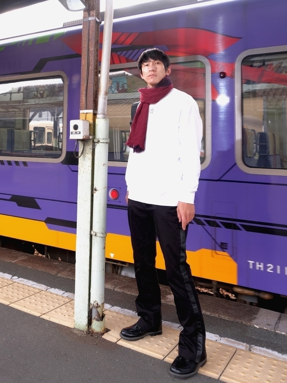 ホワイト系のTシャツ/カットソー、ブラック系のその他パンツ、ブラック系のブーツを着用したメンズの冬コーディネートの2枚目の写真