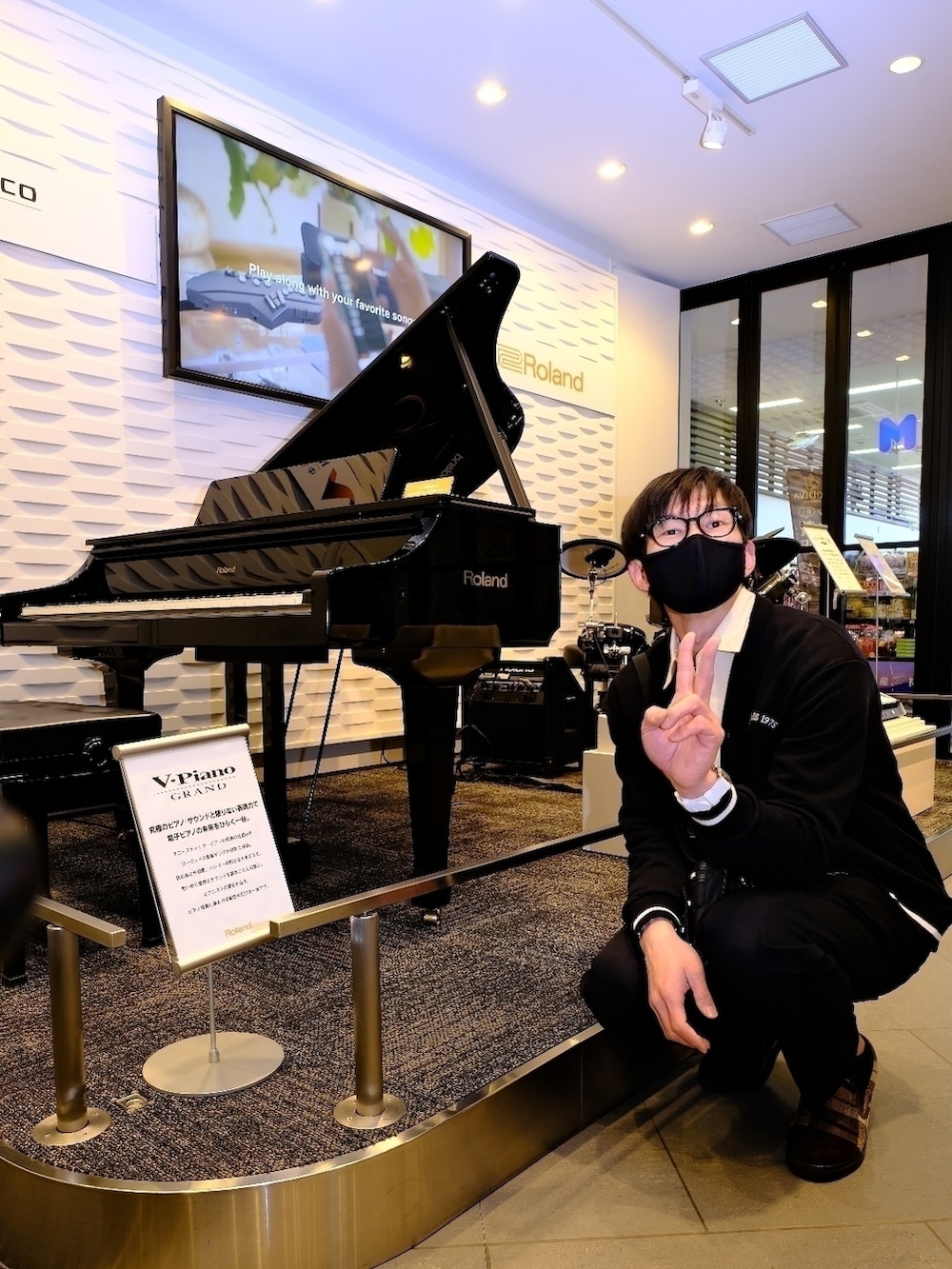 ブラック系のカーディガン/ボレロ、ホワイト系のシャツ/ブラウス、ブラック系のパンツを着用したメンズの春コーディネートの2枚目の写真