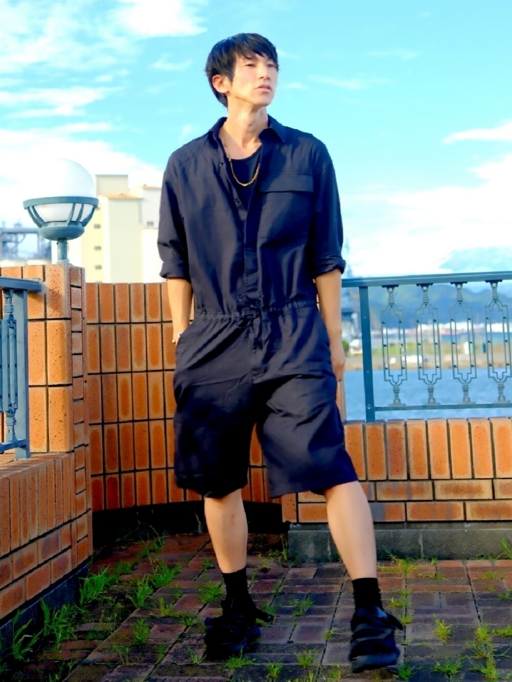 ブラック系のTシャツ/カットソー、ブラウン系のバッグ、ベージュ系のその他パンツを着用したメンズの秋コーディネートの2枚目の写真