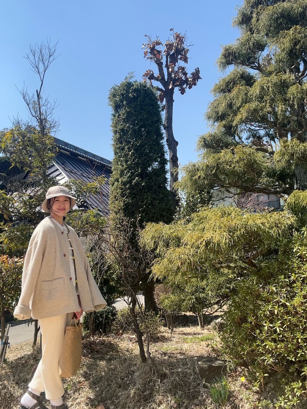 グレー系のサンダル、ホワイト系のスウェットパンツ、ホワイト系のシャツ/ブラウスを着用したレディースの春コーディネートの2枚目の写真