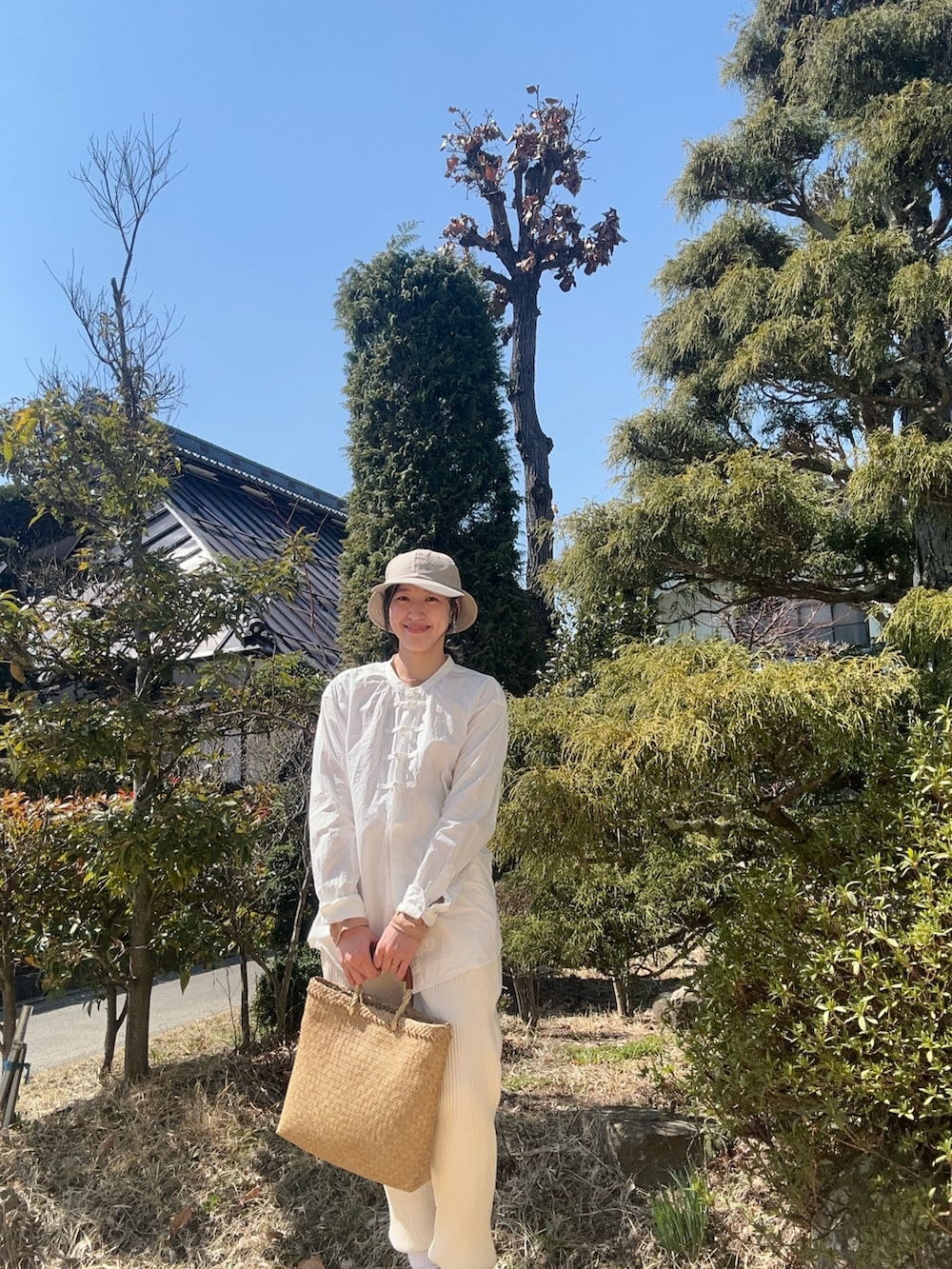 グレー系のサンダル、ホワイト系のスウェットパンツ、ホワイト系のシャツ/ブラウスを着用したレディースの春コーディネートの3枚目の写真