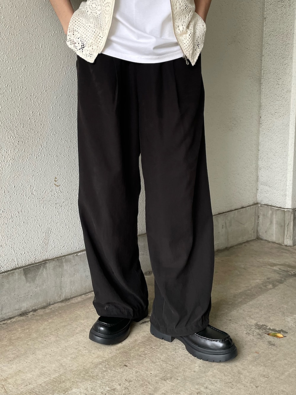「柄シャツ、レイヤードスタイル、ローファー、デートコーデ、きれいめカジュアル、夏コーデ、シャツスタイル、モノトーン、モノトーンコーデ、レース、夏、スラックス、シャツ、ショルダーバッグ、キレイめ」｜「Lui'sのSHINE ノースリーブ（Tシャツ/カットソー、ホワイト系）」を使った、ますだ　みつきさん（骨格ナチュラル・メンズ・181cm）の夏コーディネートの5枚目の写真