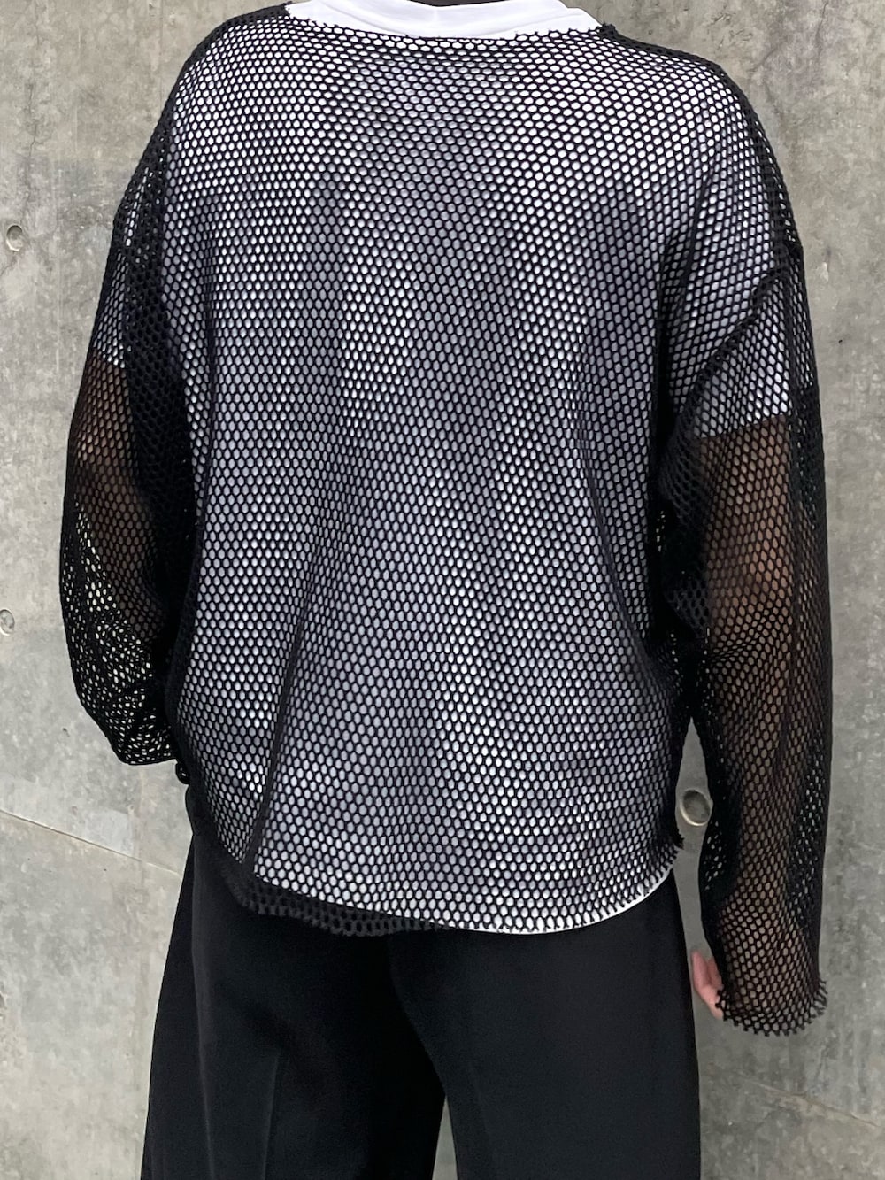 「モノトーン、ワイドパンツ、サンダル、白Tシャツ、Tシャツ、お出かけコーデ、きれいめカジュアル、レイヤードスタイル、メンズコーデ、メッシュ、モードカジュアル、モード、キレイめ、夏、夏コーデ」｜「Lui'sのSHINE BASIC TEE（Tシャツ/カットソー、ホワイト系）」を使った、ますだ　みつきさん（骨格ナチュラル・メンズ・181cm）の春コーディネートの4枚目の写真