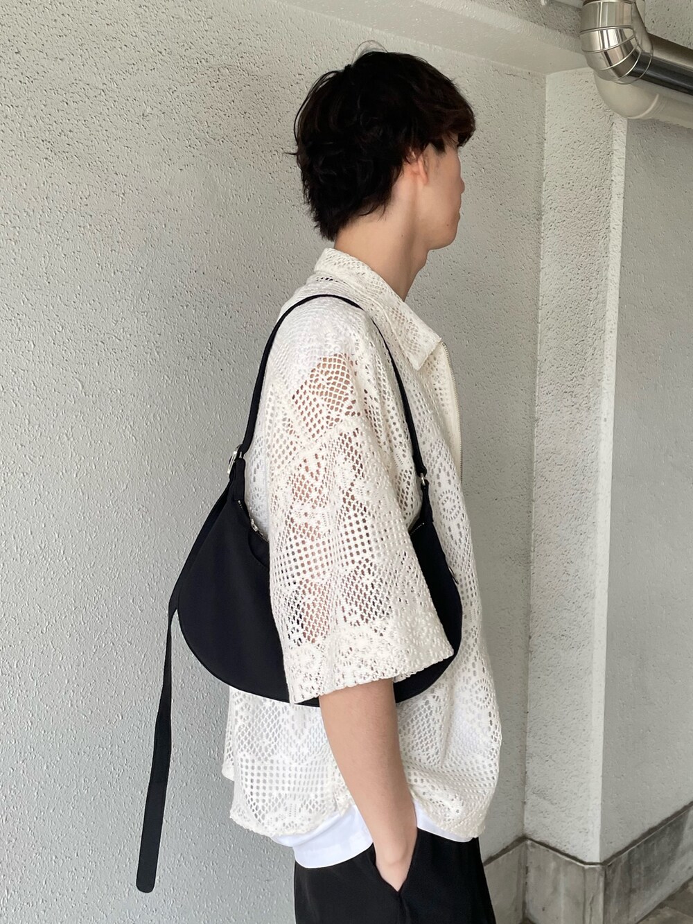 「柄シャツ、レイヤードスタイル、ローファー、デートコーデ、きれいめカジュアル、夏コーデ、シャツスタイル、モノトーン、モノトーンコーデ、レース、夏、スラックス、シャツ、ショルダーバッグ、キレイめ」｜「Lui'sのSHINE ノースリーブ（Tシャツ/カットソー、ホワイト系）」を使った、ますだ　みつきさん（骨格ナチュラル・メンズ・181cm）の夏コーディネートの4枚目の写真