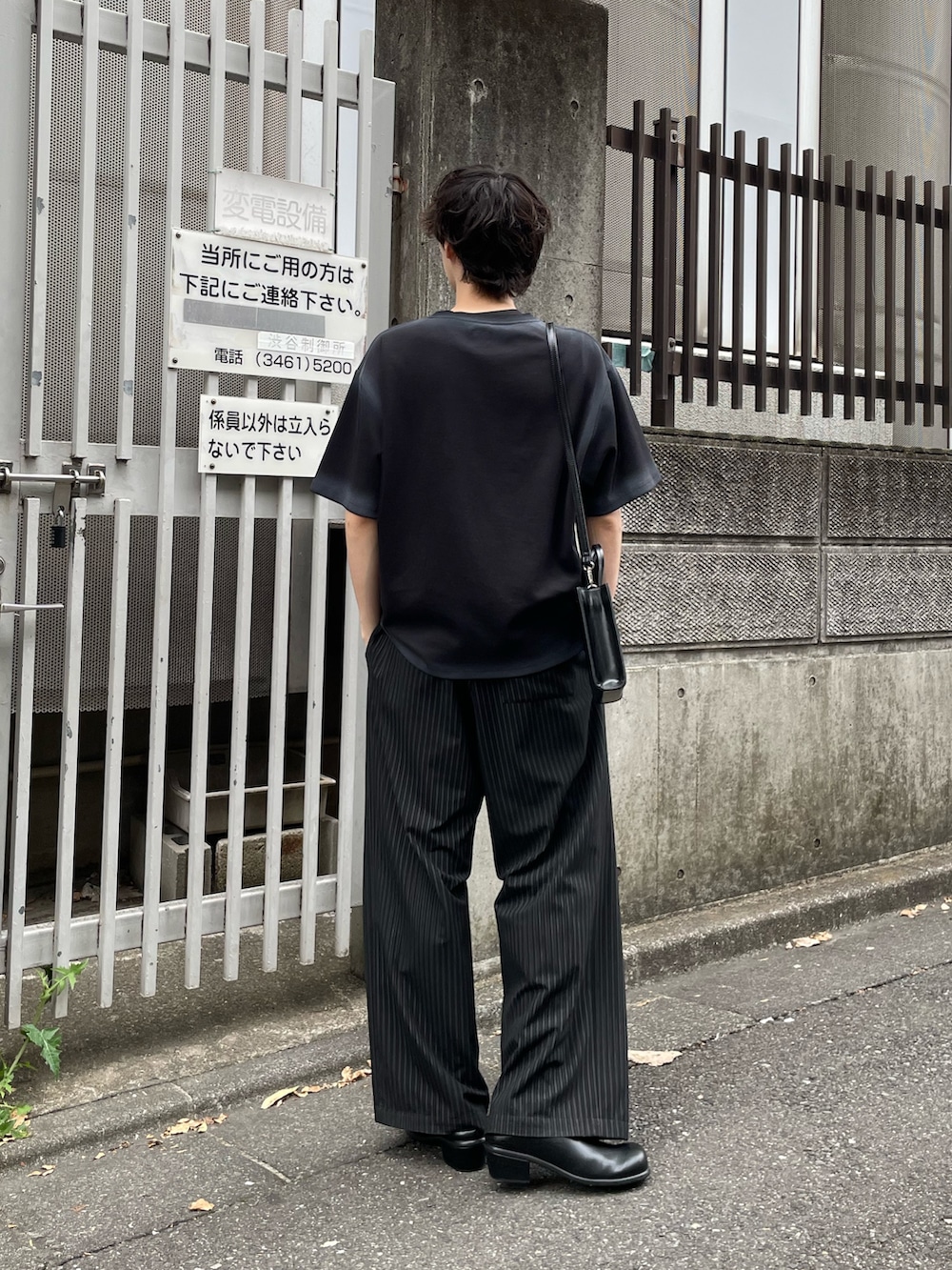 「ショルダーバッグ、モノトーン、サンダル、黒Tシャツ、ワイドパンツ、きれいめカジュアル、ストライプ、ストライプパンツ、プリントT、Tシャツ、革靴、夏、夏コーデ、キレイめ、オールブラック」｜「Lui'sのポンチスプレーTシャツ（Tシャツ/カットソー、ブラック系）」を使った、ますだ　みつきさん（骨格ナチュラル・メンズ・181cm）の春コーディネートの3枚目の写真