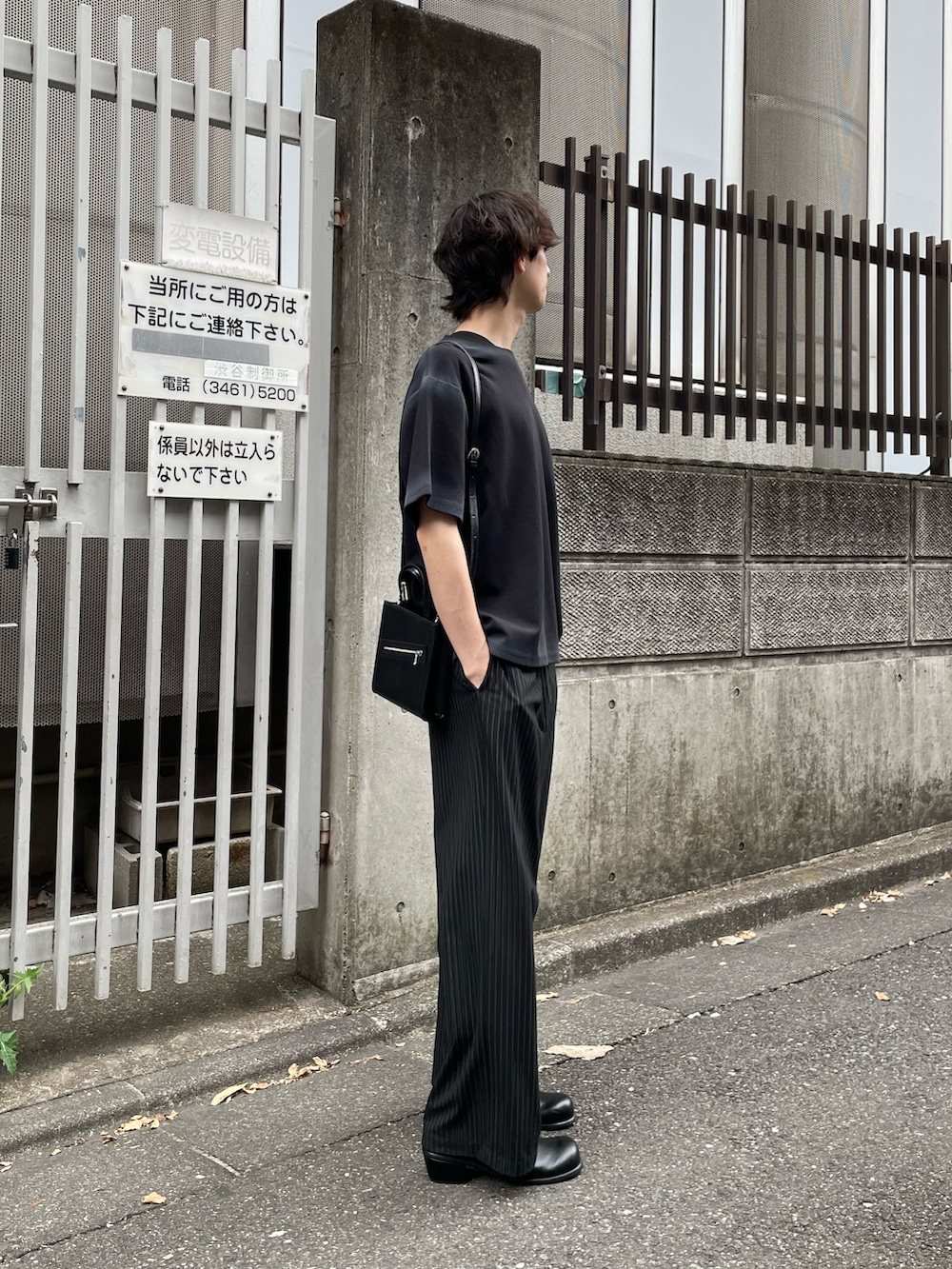 「ショルダーバッグ、モノトーン、サンダル、黒Tシャツ、ワイドパンツ、きれいめカジュアル、ストライプ、ストライプパンツ、プリントT、Tシャツ、革靴、夏、夏コーデ、キレイめ、オールブラック」｜「Lui'sのポンチスプレーTシャツ（Tシャツ/カットソー、ブラック系）」を使った、ますだ　みつきさん（骨格ナチュラル・メンズ・181cm）の春コーディネートの2枚目の写真