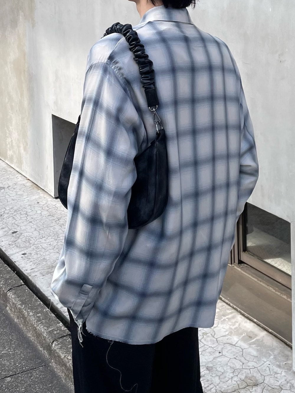 「春コーデ、春めき満開コーデ、メンズファッション、春色、デートコーデ、きれいめコーディネート、チェック、チェックシャツ、オンブレーチェックシャツ、タックイン、スラックス、ワイドパンツ、大人ファッション、シャツスタイル、シャツ」|「Lui'sのヴィンテージライクハーフムーンバッグ(ショルダーバッグ、ブラック系)」を使った、ますだ みつきさん(メンズ・181cm)の春コーディネートの2枚目の写真