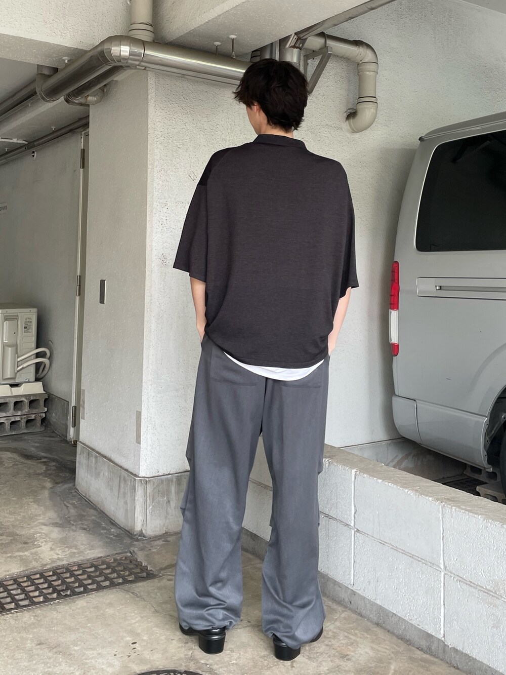 「レイヤードスタイル、ワイドパンツ、サンダル、春夏コーデ、シンプルコーデ、きれいめカジュアル、カーゴパンツ、お出かけコーデ、ポロシャツ、メンズコーデ、ニットポロ、モノトーン、モノトーンコーデ、レザーサンダル、大人カジュアル」｜「Lui'sのVIS/PO 杢調 ニットポロ（ニット/セーター、ブラック系）」を使った、ますだ　みつきさん（骨格ナチュラル・メンズ・181cm）の春コーディネートの3枚目の写真