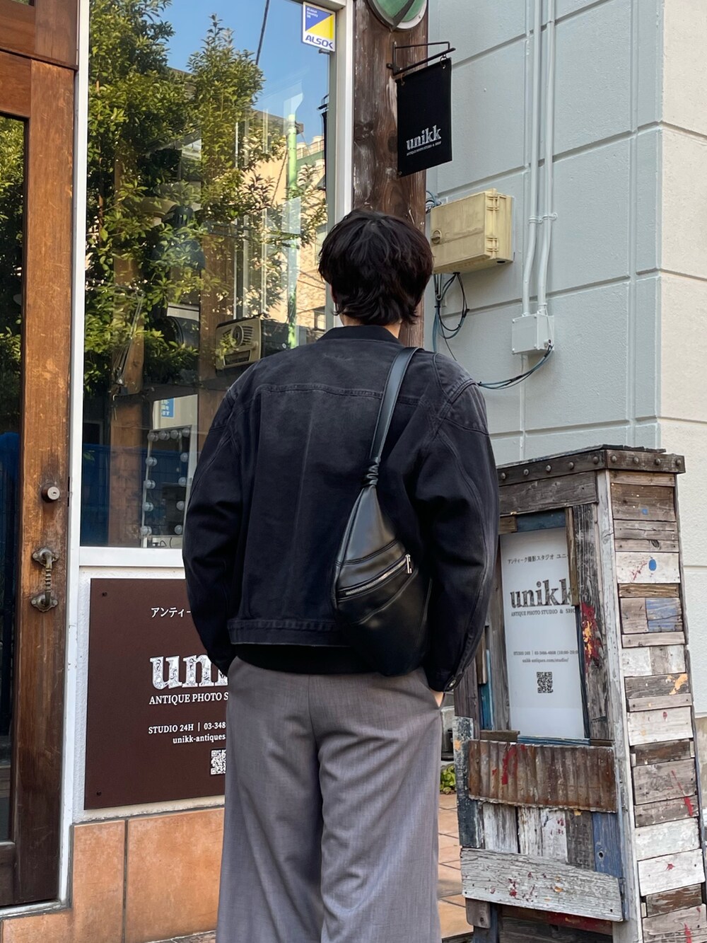 「デニム、デニムジャケット、デニムコーデ、休日スタイル、デートコーデ、ブルゾン、スウェット、スウェットコーデ、スラックス、ワイドパンツ、ローファー、きれいめカジュアル、ショルダーバッグ、バッグ、ワントーンコーデ」|「Lui'sの【Neucon/ニューコン】ロゴ刺繡バックプリントオーバーサイズスウェット(Tシャツ/カットソー、ブラック系)」を使った、ますだ みつきさん(骨格ナチュラル・メンズ・181cm)の春コーディネートの2枚目の写真