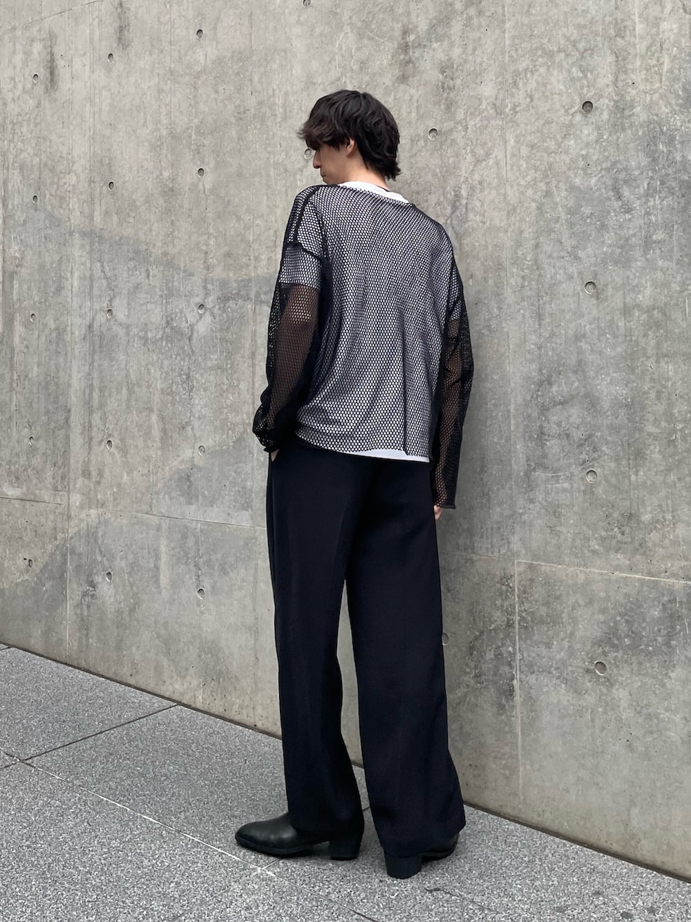 「モノトーン、ワイドパンツ、サンダル、白Tシャツ、Tシャツ、お出かけコーデ、きれいめカジュアル、レイヤードスタイル、メンズコーデ、メッシュ、モードカジュアル、モード、キレイめ、夏、夏コーデ」｜「Lui'sのSHINE BASIC TEE（Tシャツ/カットソー、ホワイト系）」を使った、ますだ　みつきさん（骨格ナチュラル・メンズ・181cm）の春コーディネートの2枚目の写真