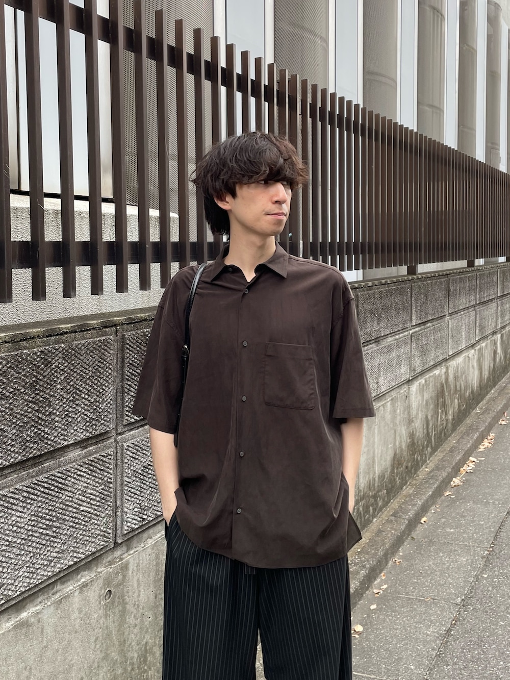 「ショルダーバッグ、ワイドパンツ、サンダル、シャツスタイル、きれいめカジュアル、オトナカジュアル、シャツ、ストライプ、ストライプパンツ、レザーバッグ、大人カジュアル、夏コーデ、半袖シャツ、お出かけコーデ、高身長」｜「Lui'sの【Neucon/ニューコン】2way ショルダーショッパーバッグ（ショルダーバッグ、ブラック系）」を使った、ますだ　みつきさん（骨格ナチュラル・メンズ・181cm）の春コーディネートの4枚目の写真