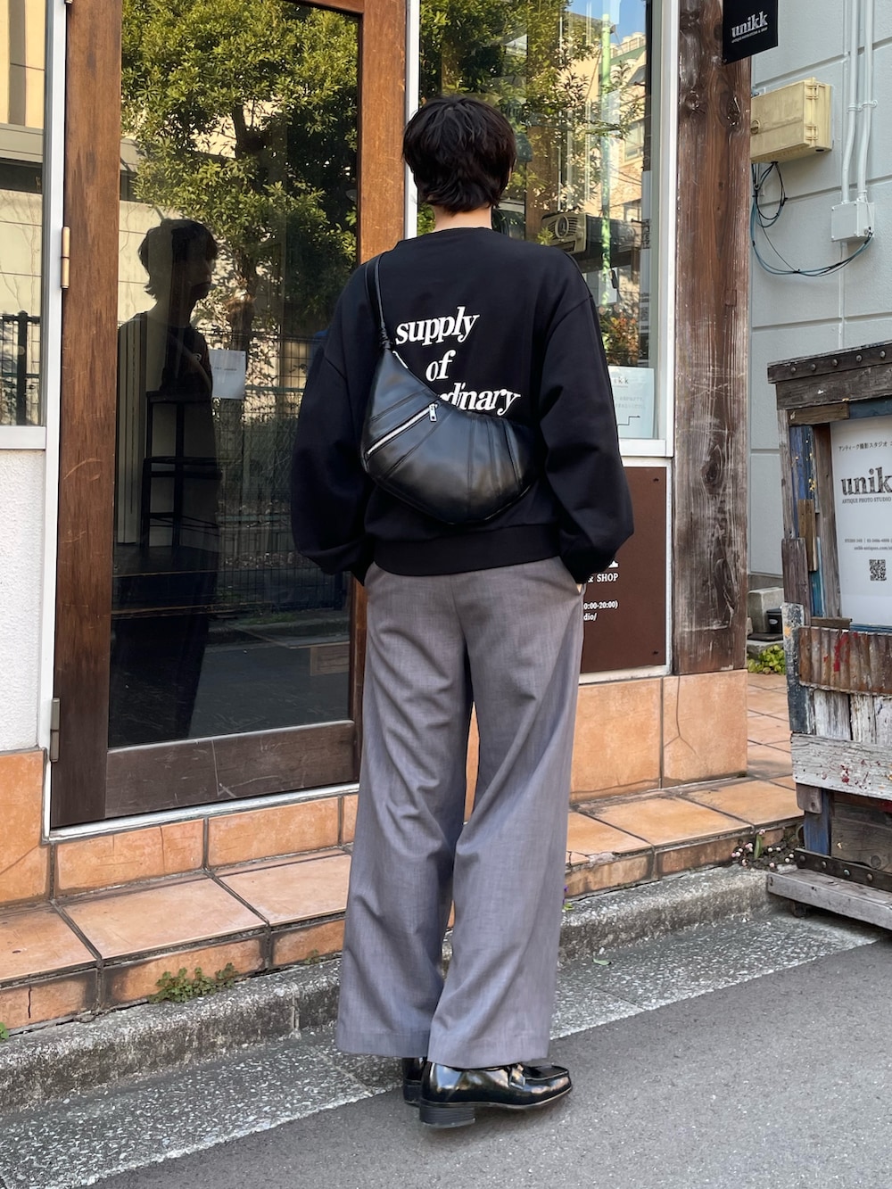 「スウェット、スウェットコーデ、ショルダーバッグ、デートコーデ、お出かけコーデ、スラックス、ワイドパンツ、ワイドスラックス、ロゴ、ロゴスウェット、黒、きれいめカジュアル、キレイめ、春、春コーデ」|「Lui'sの【Neucon/ニューコン】 ステッチデザインシンセティックレザーZIPショルダーバッグ(ショルダーバッグ、ブラック系)」を使った、ますだ みつきさん(骨格ナチュラル・メンズ・181cm)の春コーディネートの2枚目の写真