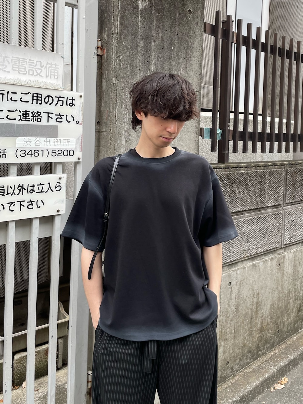 「ショルダーバッグ、モノトーン、サンダル、黒Tシャツ、ワイドパンツ、きれいめカジュアル、ストライプ、ストライプパンツ、プリントT、Tシャツ、革靴、夏、夏コーデ、キレイめ、オールブラック」｜「Lui'sのポンチスプレーTシャツ（Tシャツ/カットソー、ブラック系）」を使った、ますだ　みつきさん（骨格ナチュラル・メンズ・181cm）の春コーディネートの4枚目の写真