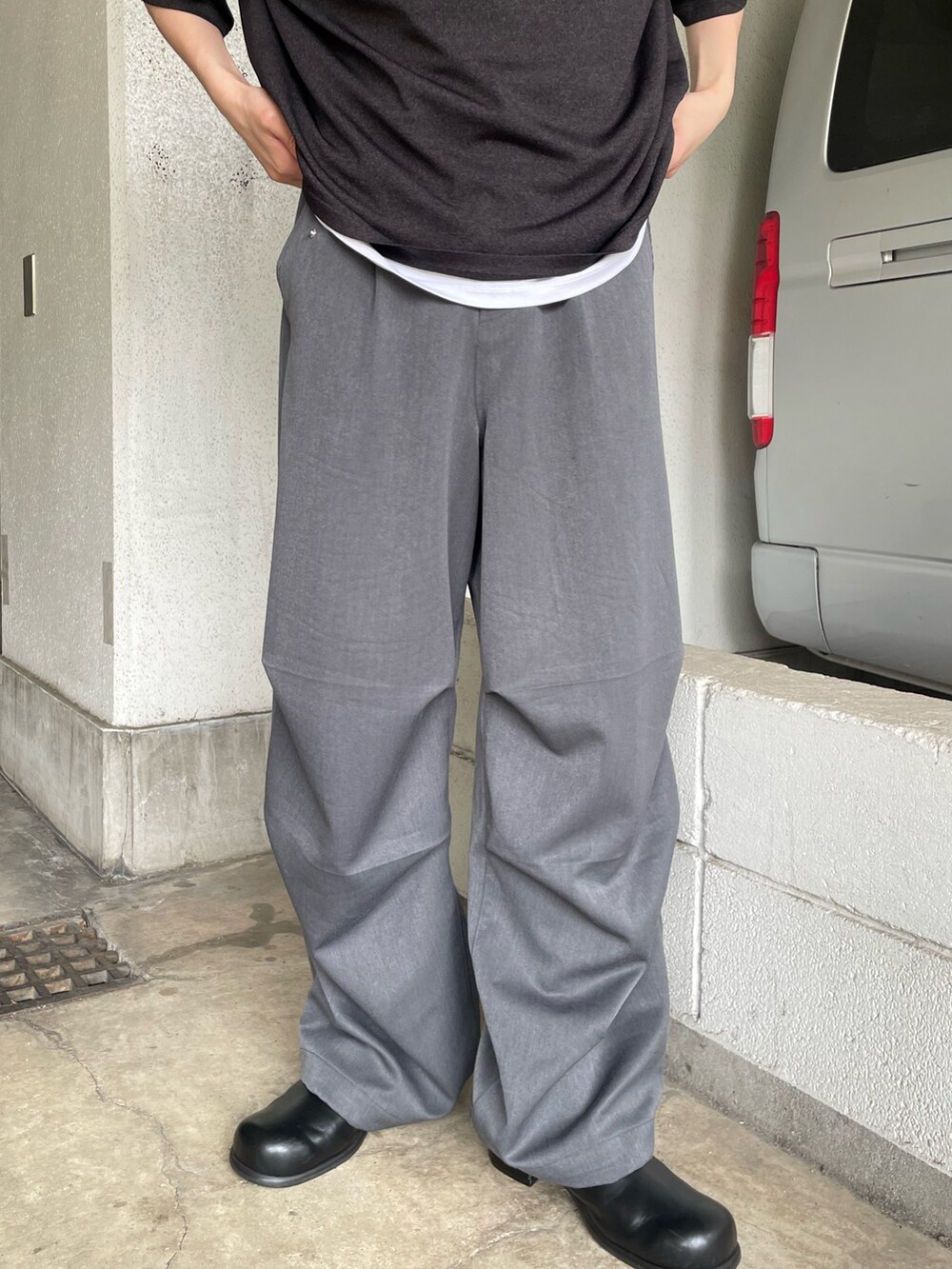 「レイヤードスタイル、ワイドパンツ、サンダル、春夏コーデ、シンプルコーデ、きれいめカジュアル、カーゴパンツ、お出かけコーデ、ポロシャツ、メンズコーデ、ニットポロ、モノトーン、モノトーンコーデ、レザーサンダル、大人カジュアル」｜「Lui'sのVIS/PO 杢調 ニットポロ（ニット/セーター、ブラック系）」を使った、ますだ　みつきさん（骨格ナチュラル・メンズ・181cm）の春コーディネートの5枚目の写真