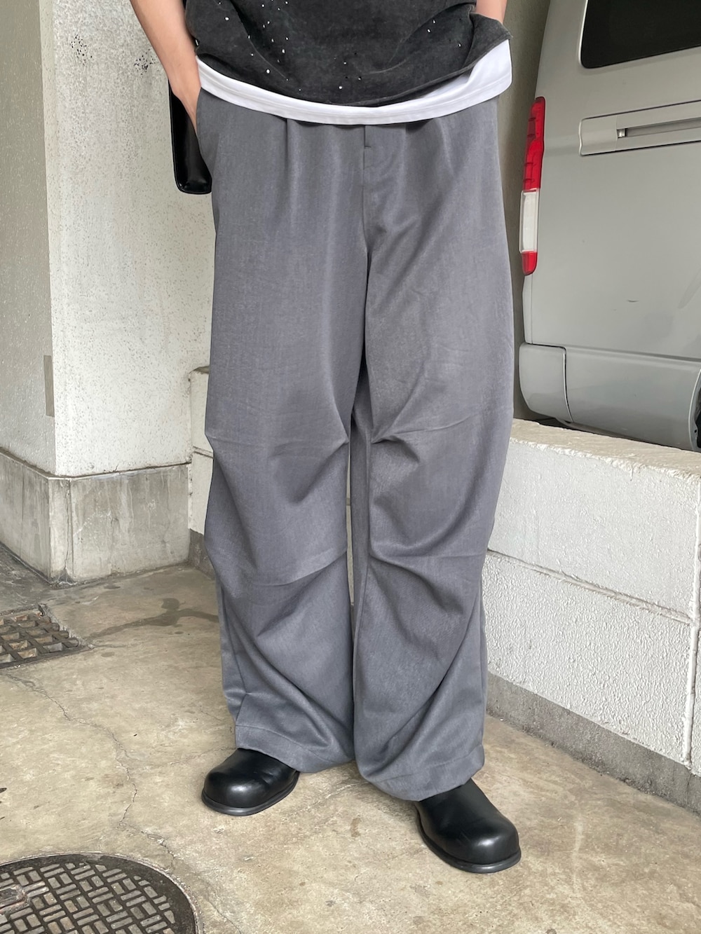 「レイヤードスタイル、春夏コーデ、シンプルコーデ、ワイドパンツ、Tシャツ、サンダル、デザイントップス、ダメージ、Tシャツコーデ、ノースリーブ、パラシュートパンツ、グレー、グレーコーデ、バッグ、夏コーデ」｜「Lui'sのウォームパラシュートスラックス（その他パンツ、グレー系）」を使った、ますだ　みつきさん（骨格ナチュラル・メンズ・181cm）の春コーディネートの4枚目の写真