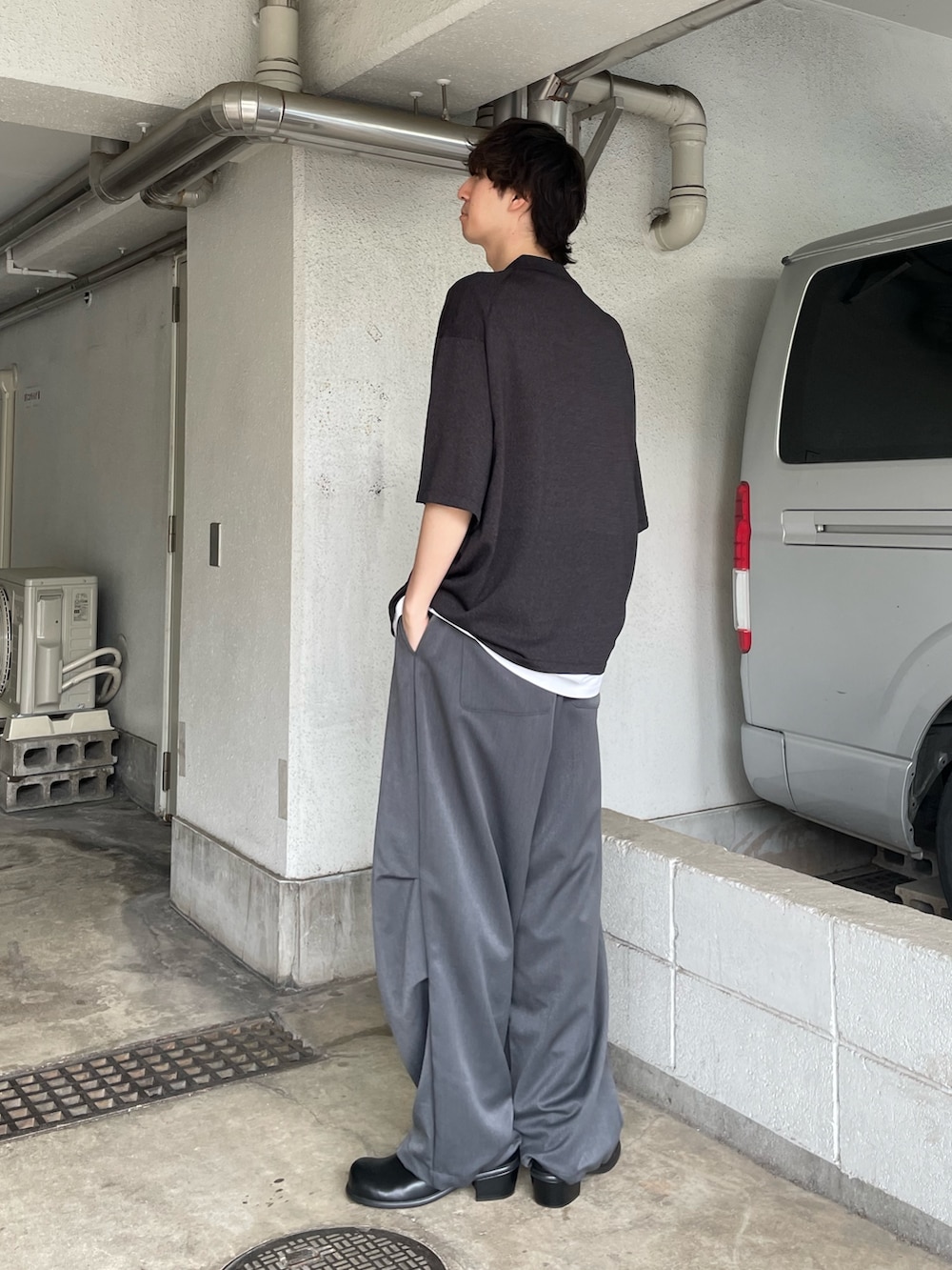 「レイヤードスタイル、ワイドパンツ、サンダル、春夏コーデ、シンプルコーデ、きれいめカジュアル、カーゴパンツ、お出かけコーデ、ポロシャツ、メンズコーデ、ニットポロ、モノトーン、モノトーンコーデ、レザーサンダル、大人カジュアル」｜「Lui'sのVIS/PO 杢調 ニットポロ（ニット/セーター、ブラック系）」を使った、ますだ　みつきさん（骨格ナチュラル・メンズ・181cm）の春コーディネートの2枚目の写真