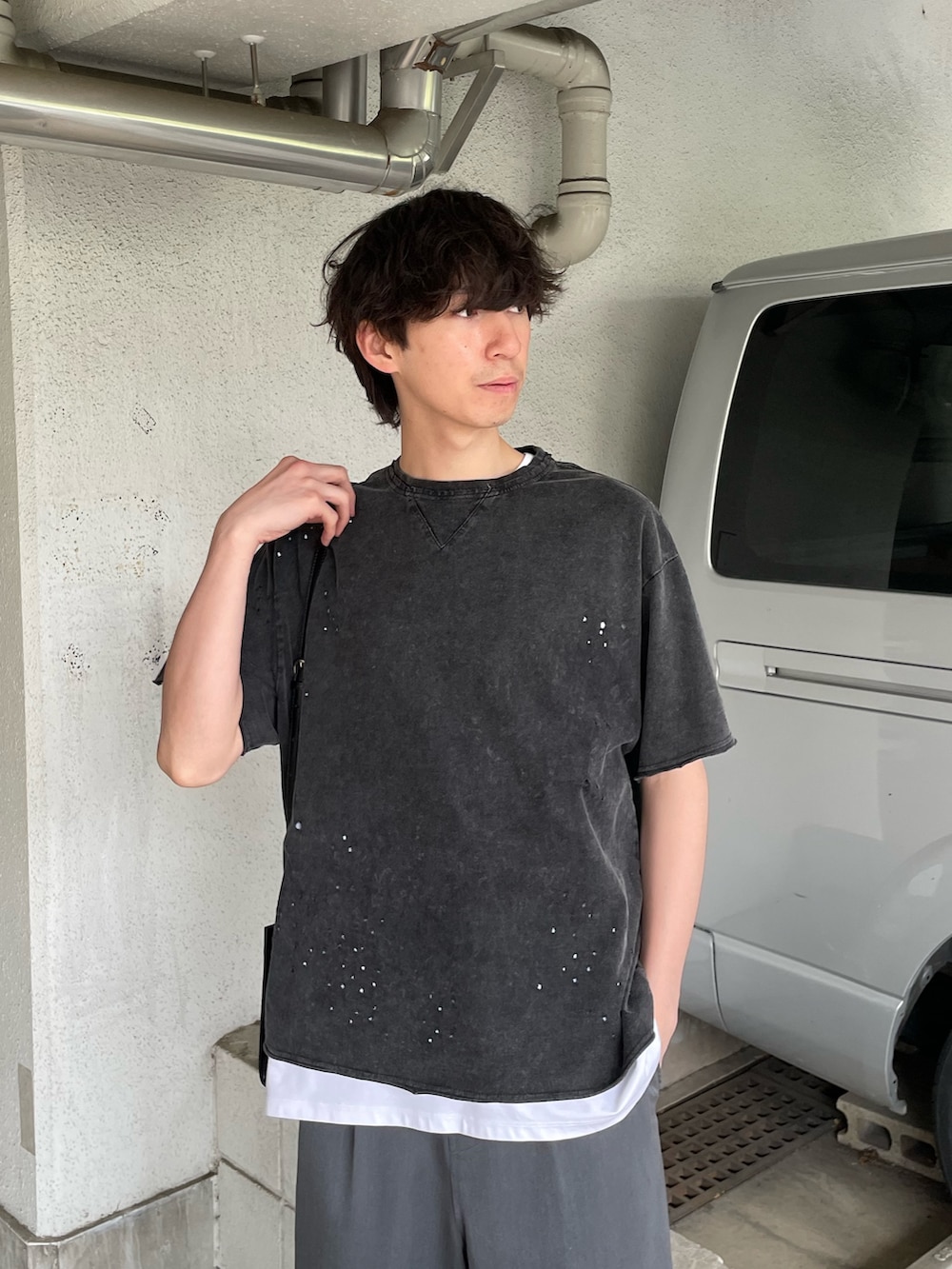 「レイヤードスタイル、春夏コーデ、シンプルコーデ、ワイドパンツ、Tシャツ、サンダル、デザイントップス、ダメージ、Tシャツコーデ、ノースリーブ、パラシュートパンツ、グレー、グレーコーデ、バッグ、夏コーデ」｜「Lui'sのウォームパラシュートスラックス（その他パンツ、グレー系）」を使った、ますだ　みつきさん（骨格ナチュラル・メンズ・181cm）の春コーディネートの3枚目の写真
