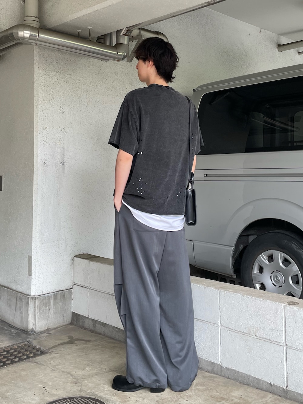 「レイヤードスタイル、春夏コーデ、シンプルコーデ、ワイドパンツ、Tシャツ、サンダル、デザイントップス、ダメージ、Tシャツコーデ、ノースリーブ、パラシュートパンツ、グレー、グレーコーデ、バッグ、夏コーデ」｜「Lui'sのウォームパラシュートスラックス（その他パンツ、グレー系）」を使った、ますだ　みつきさん（骨格ナチュラル・メンズ・181cm）の春コーディネートの2枚目の写真