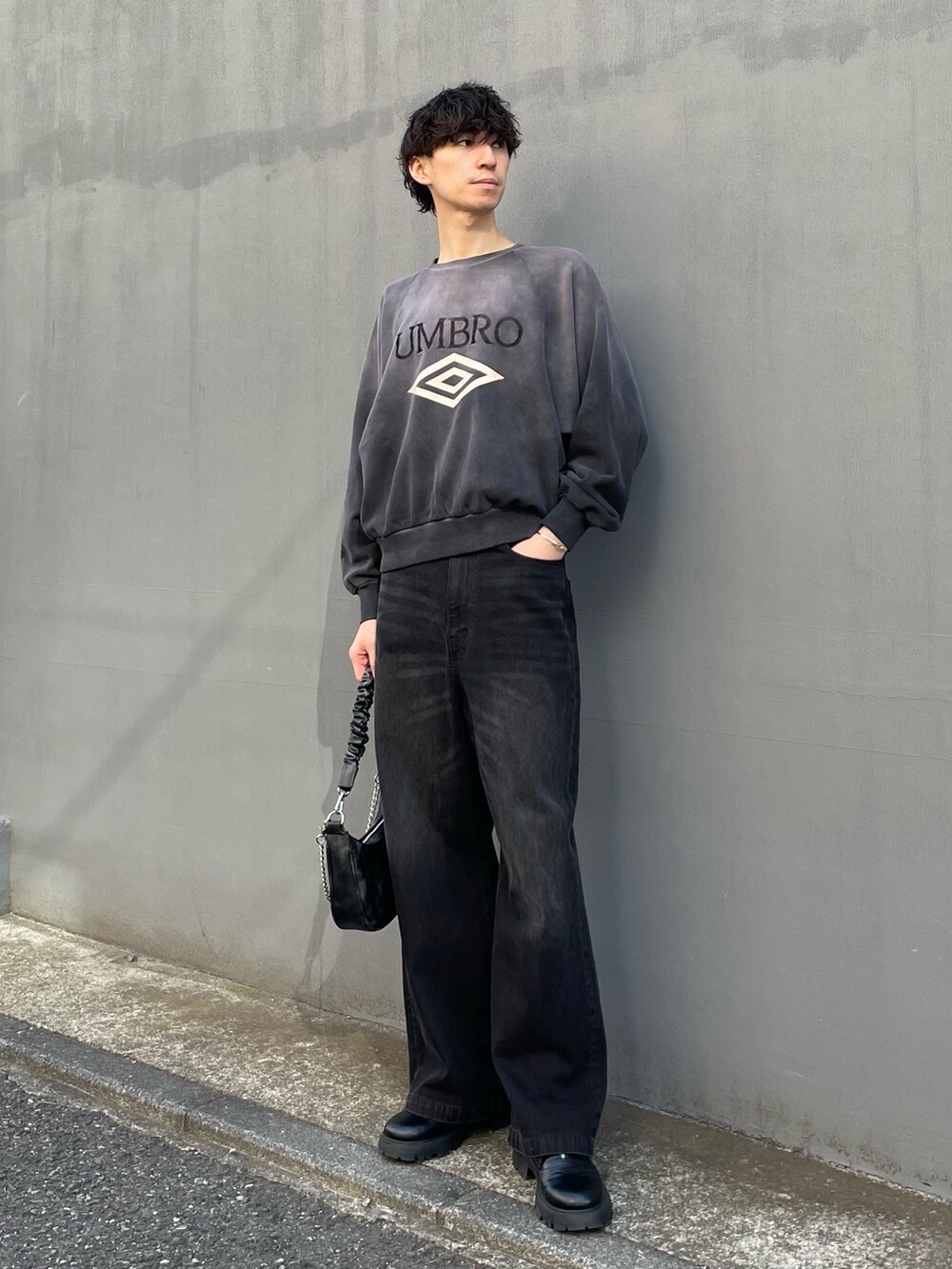 「春色、春めき満開コーデ、スウェット、スウェットコーデ、ロゴ、ロゴスウェット、umbro、カジュアルコーデ、メンズファッション、キレイめカジュアル、モノトーンコーデ、ブラックデニム、デニム、デニムパンツ、デニムコーデ」｜「UMBROの【UMBRO/アンブロ×Lui’s】ピグメントクルーネックスウェット（スウェット、グレー系）」を使った、ますだ　みつきさん（メンズ・181cm）の春コーディネートの2枚目の写真
