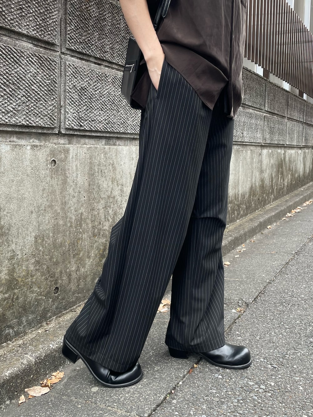 「ショルダーバッグ、ワイドパンツ、サンダル、シャツスタイル、きれいめカジュアル、オトナカジュアル、シャツ、ストライプ、ストライプパンツ、レザーバッグ、大人カジュアル、夏コーデ、半袖シャツ、お出かけコーデ、高身長」｜「Lui'sの【Neucon/ニューコン】2way ショルダーショッパーバッグ（ショルダーバッグ、ブラック系）」を使った、ますだ　みつきさん（骨格ナチュラル・メンズ・181cm）の春コーディネートの5枚目の写真